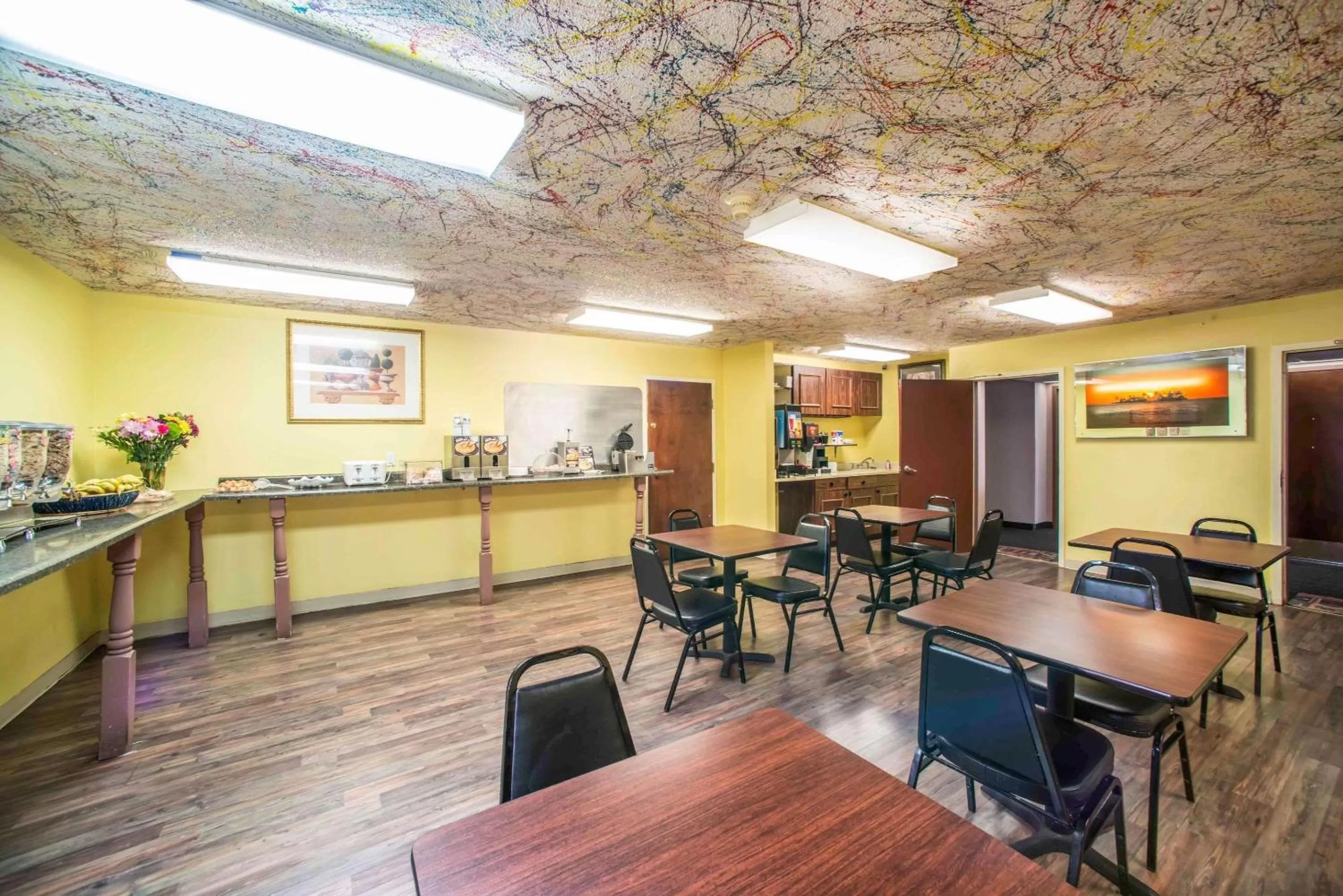 Restaurant/places to eat in Econo Lodge Marion