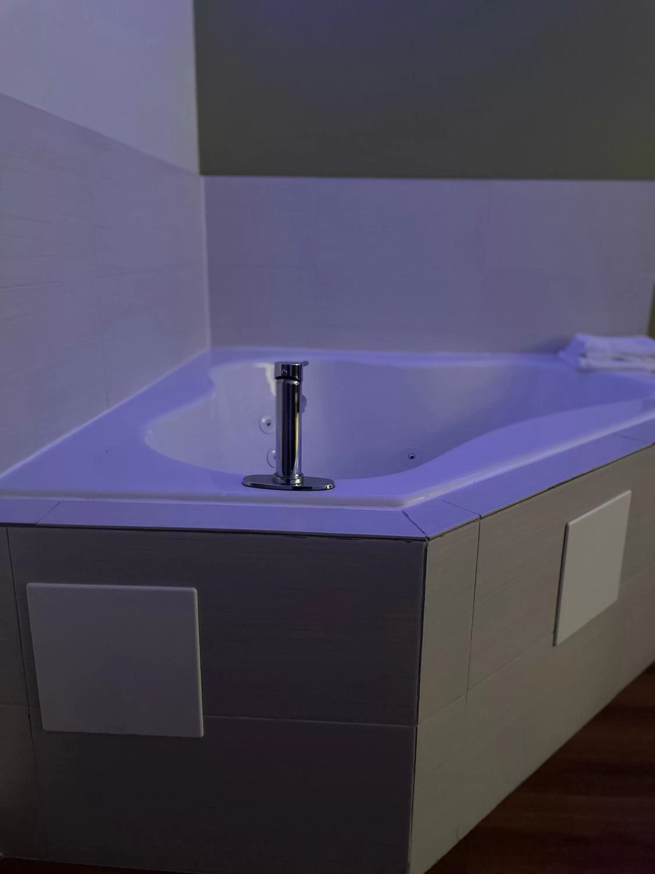 Bath in Willow Lodge Willoughby Cleveland