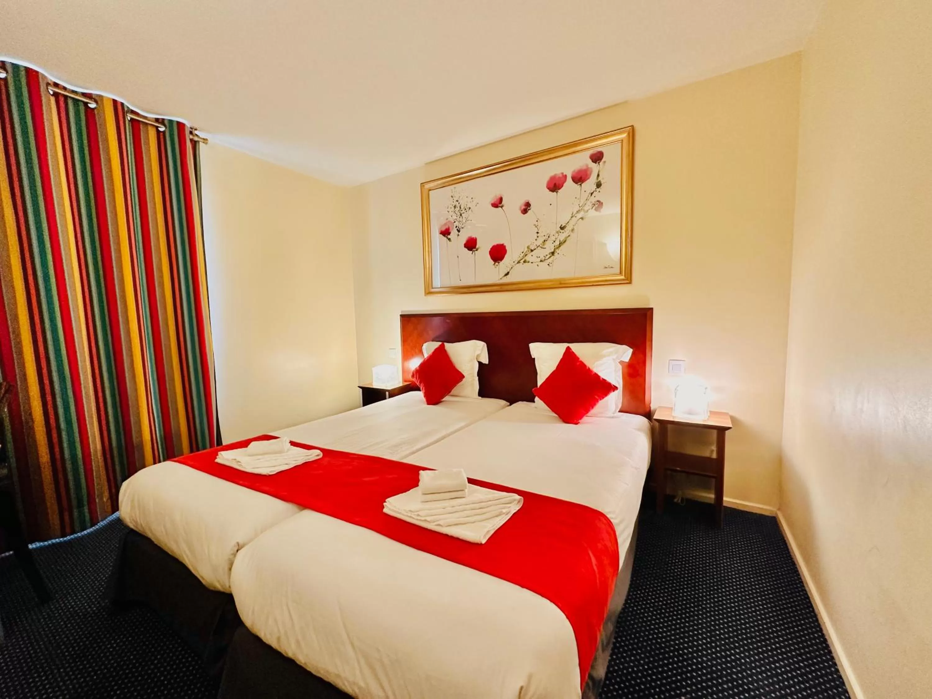 Bed in Hotel Bellevue Montmartre