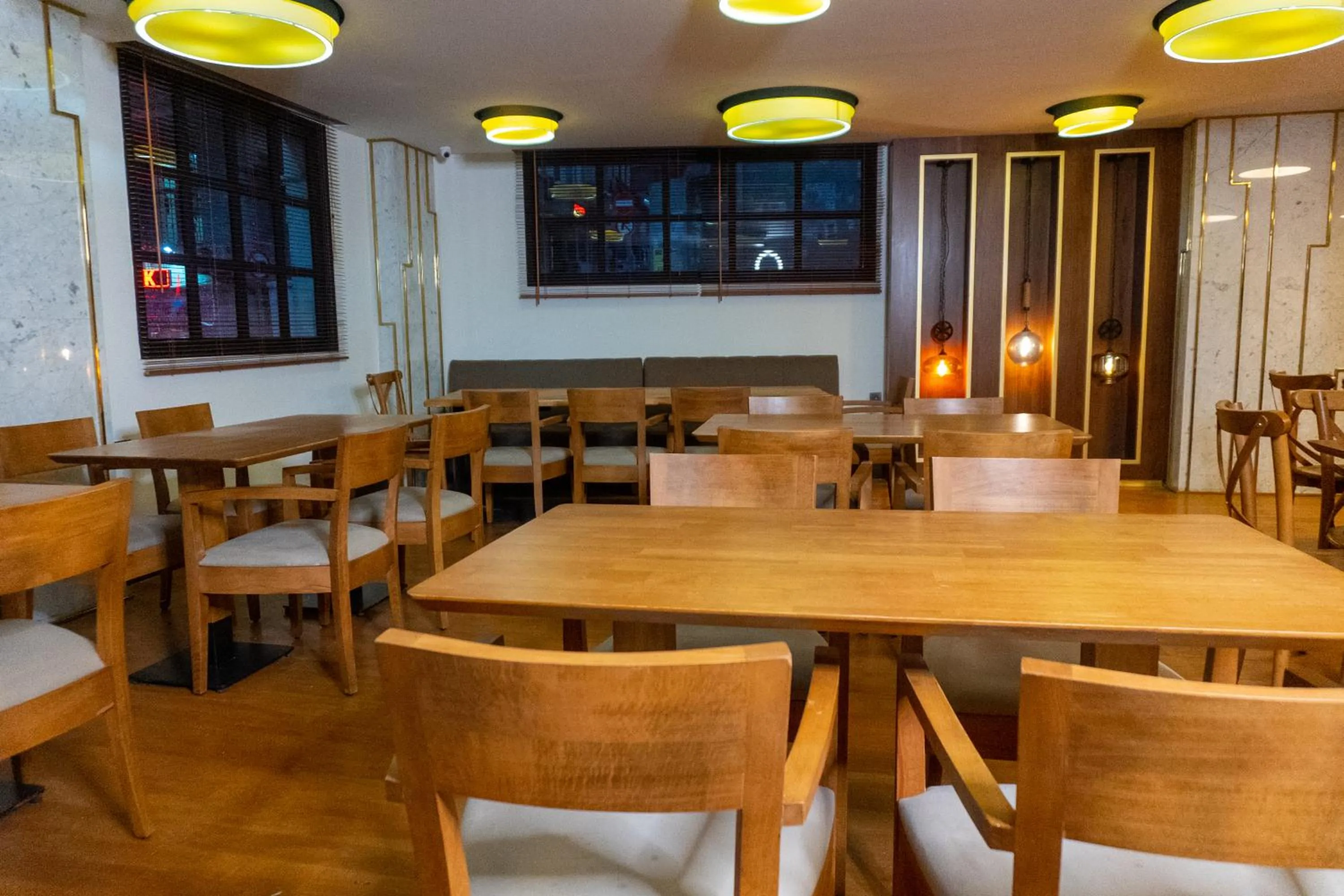 Restaurant/Places to Eat in Trass Hotel