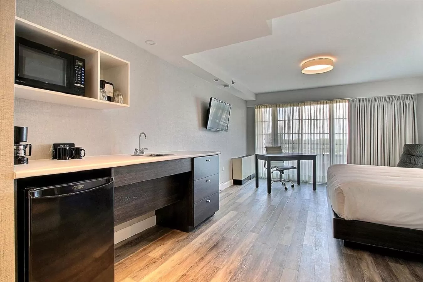 Balcony/Terrace, Bed in Hotel Classique