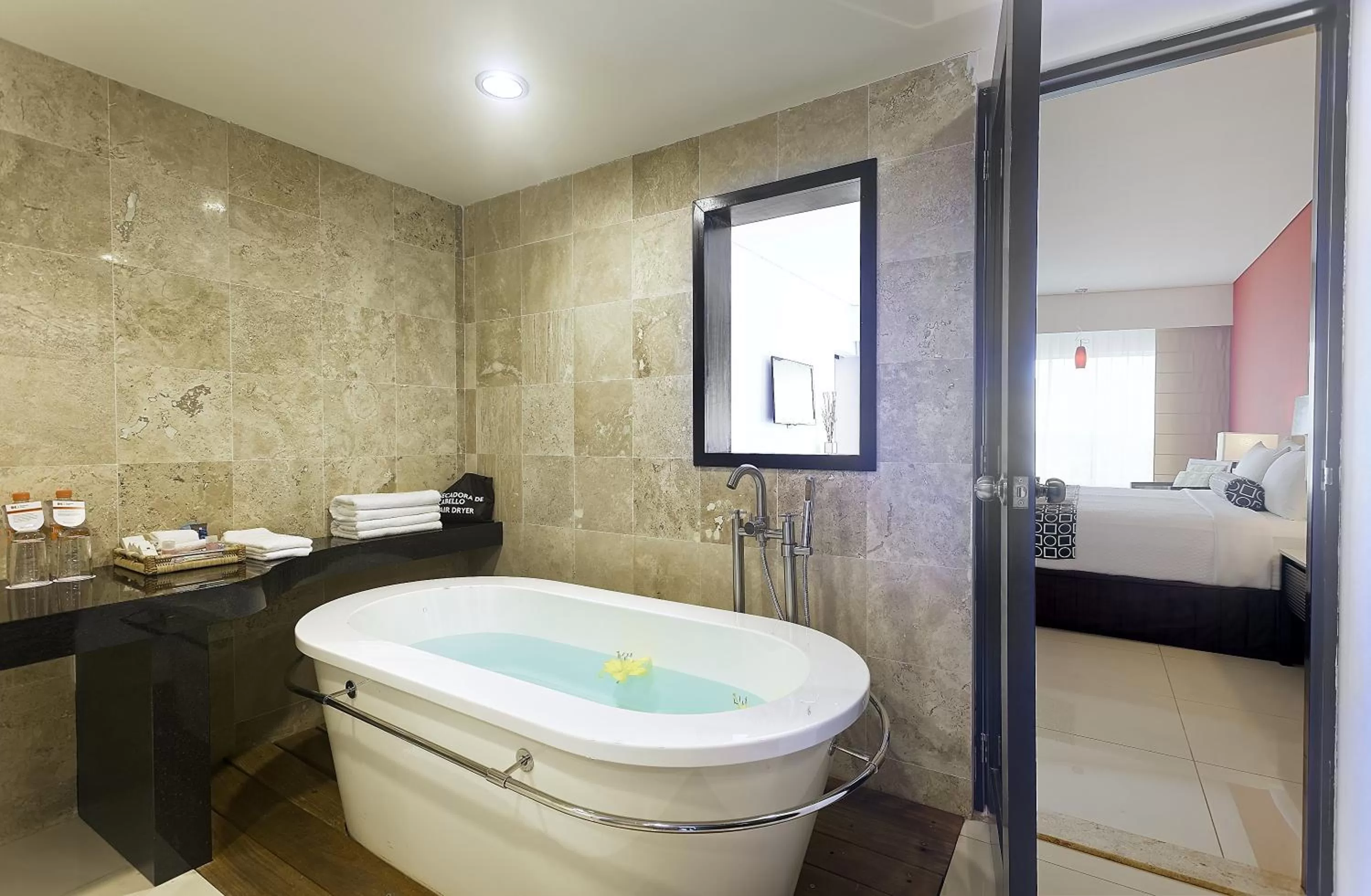 Photo of the whole room, Bed in Crowne Plaza Villahermosa by IHG