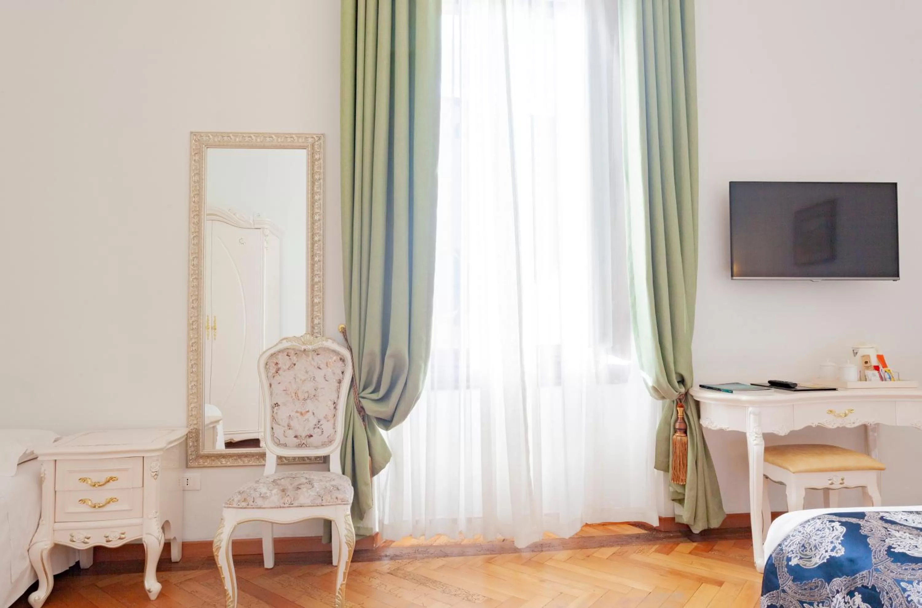 Photo of the whole room in Villa Royal