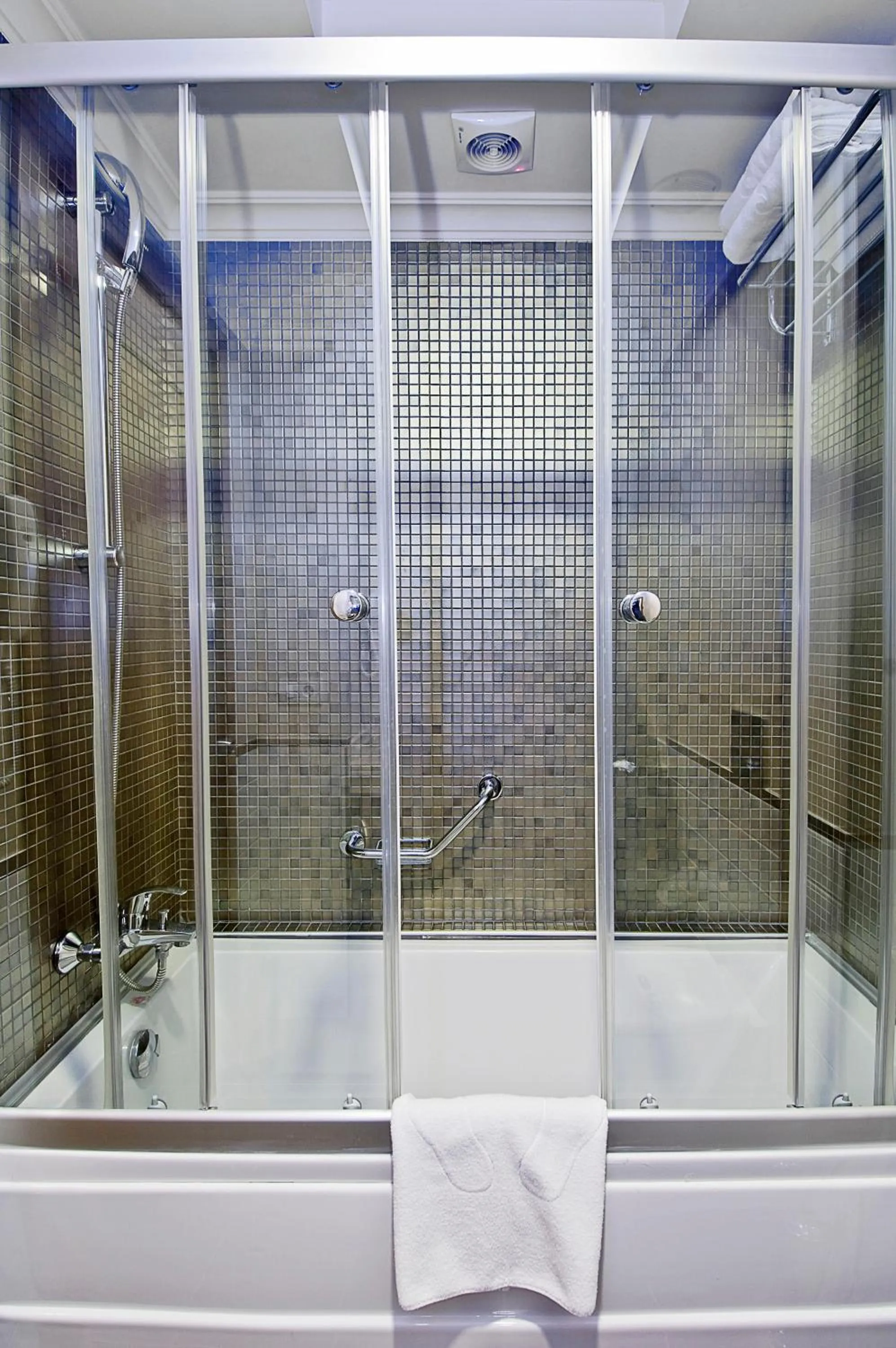 Shower in Tugcu Hotel Select