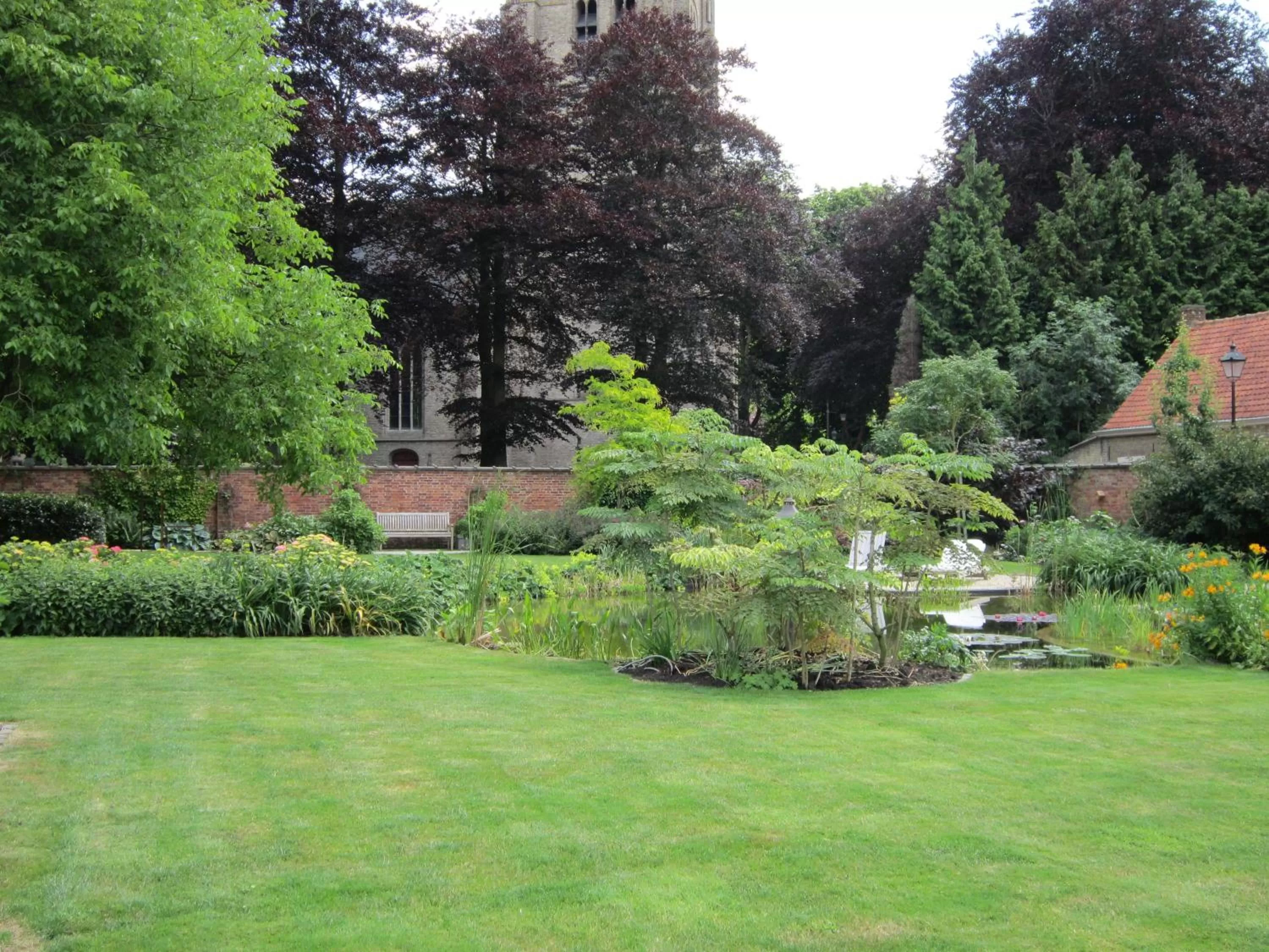 Spring, Garden in B&B Pastorie van Merkem