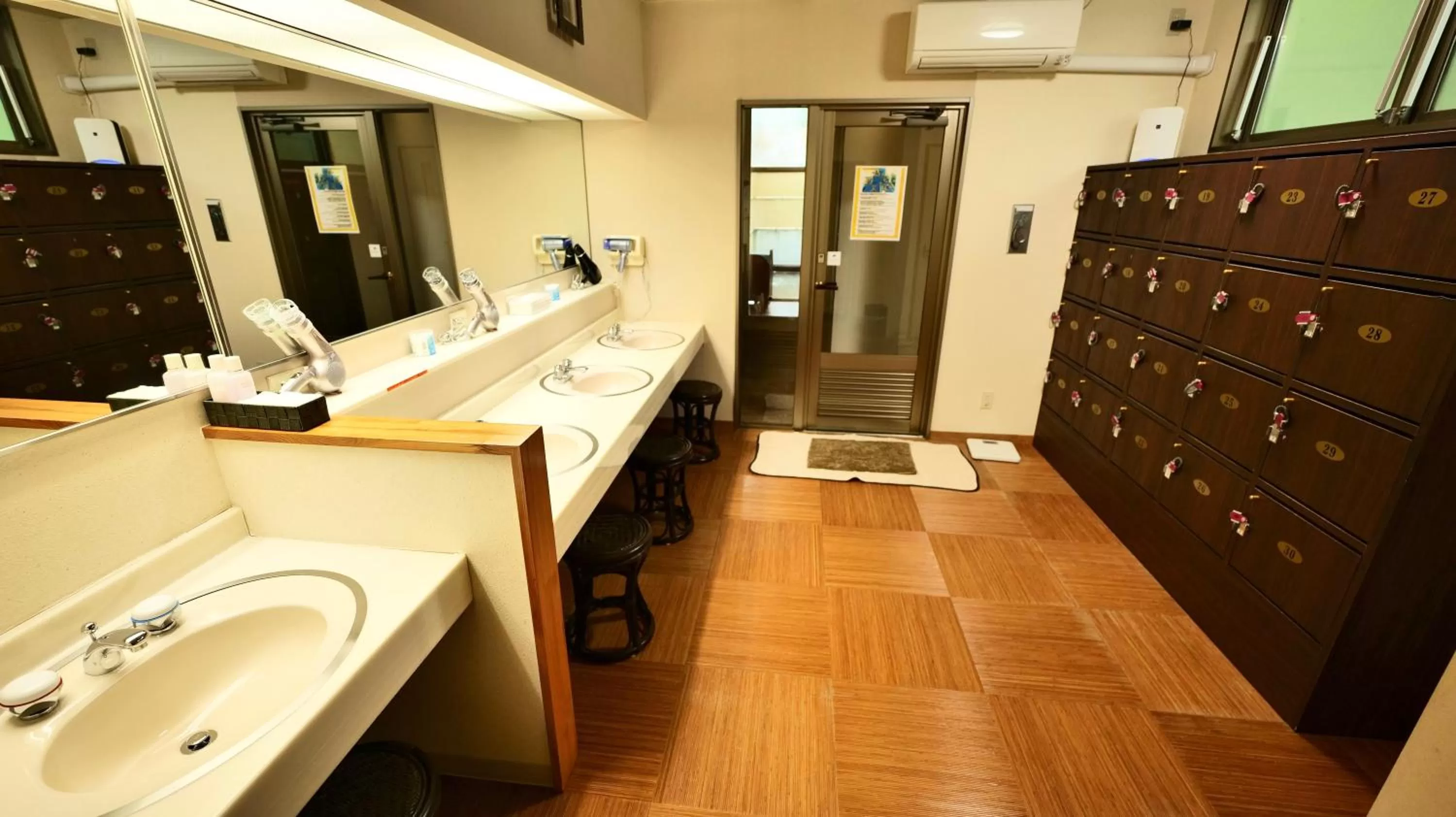 Hot Spring Bath in Hotel Oak Forest