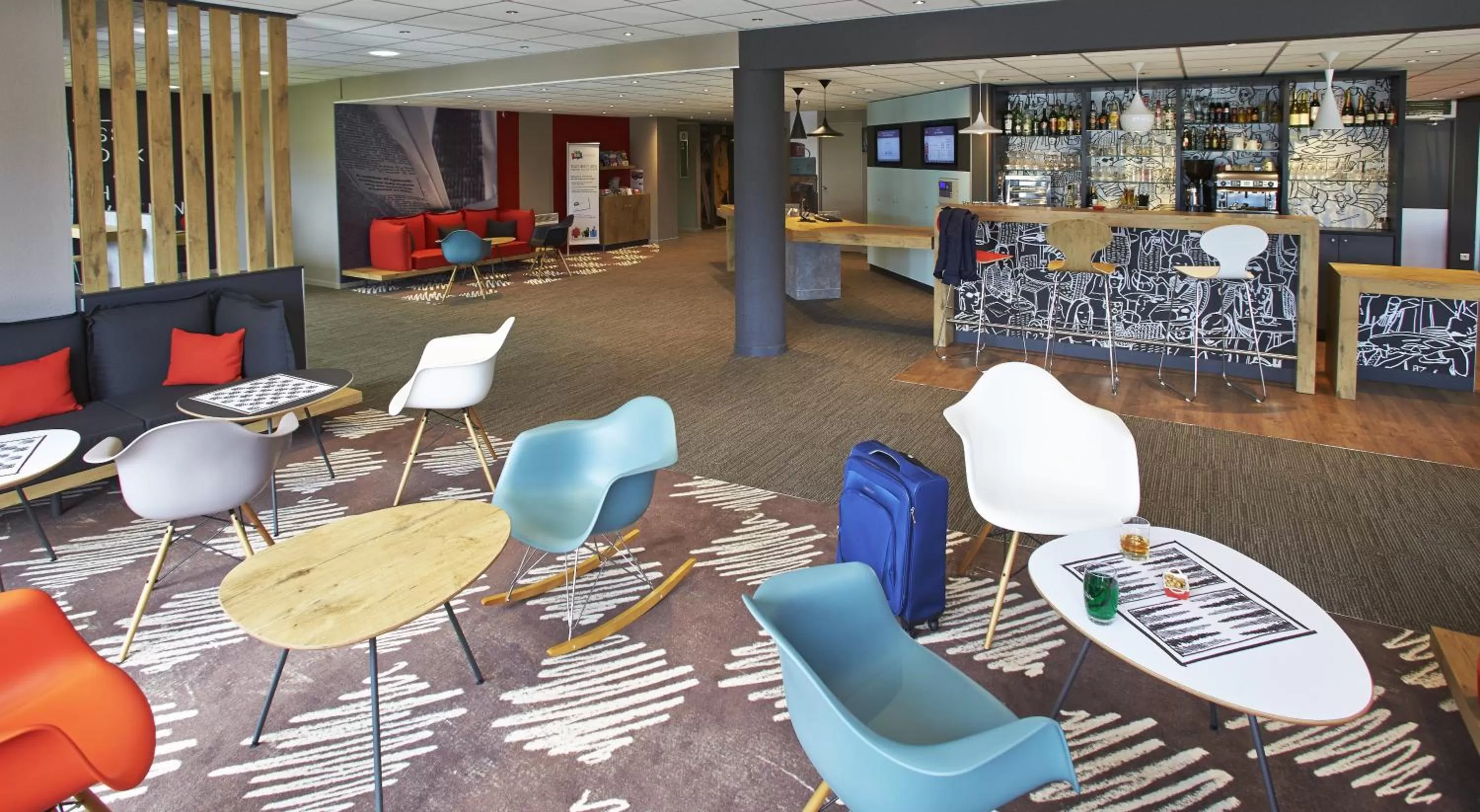 Lounge or bar in Ibis Auray