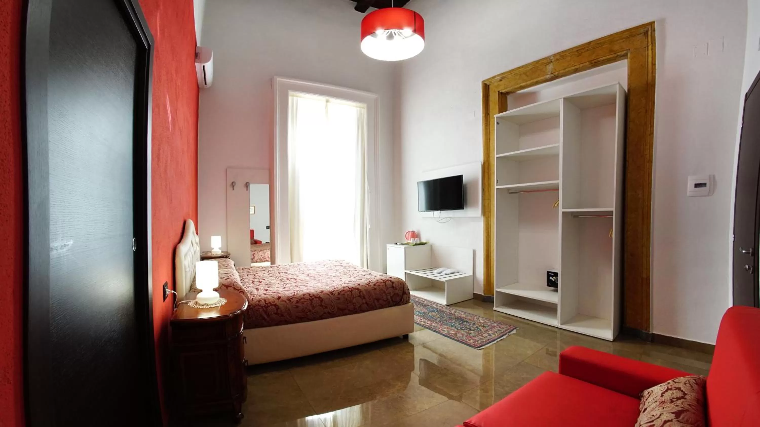 Photo of the whole room, Bed in Beverello Suite