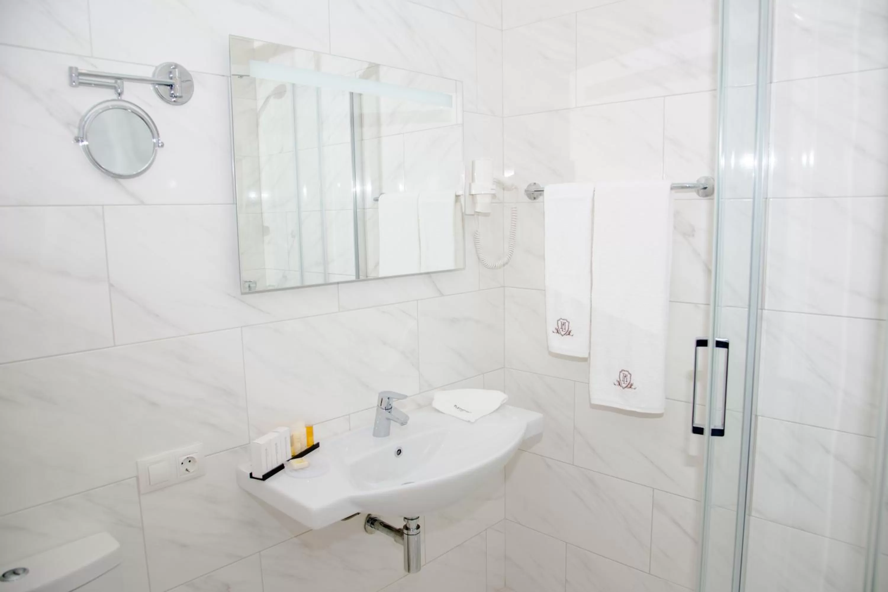 Shower, Bathroom in Pletnevskiy Inn