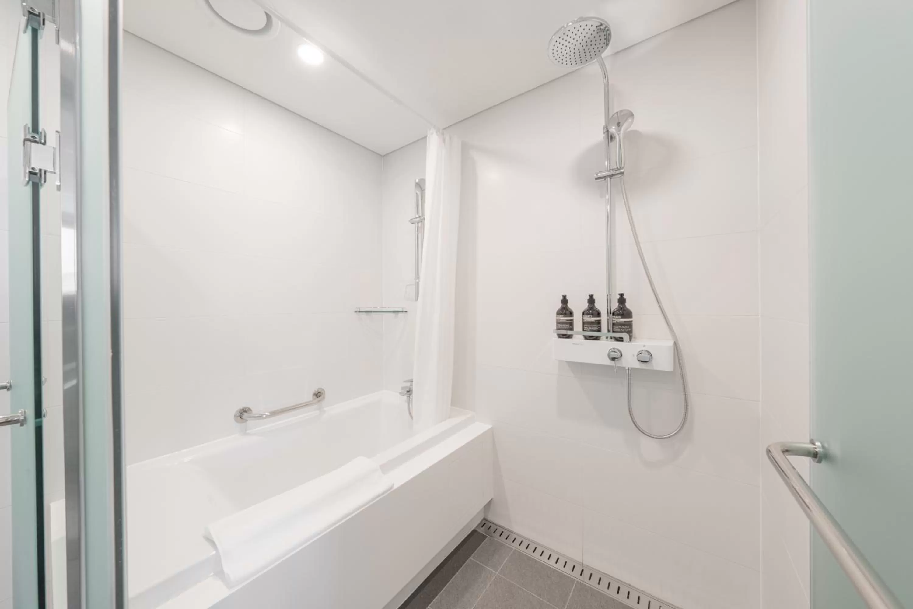 Bathroom in Nine Tree by Parnas Seoul Pangyo
