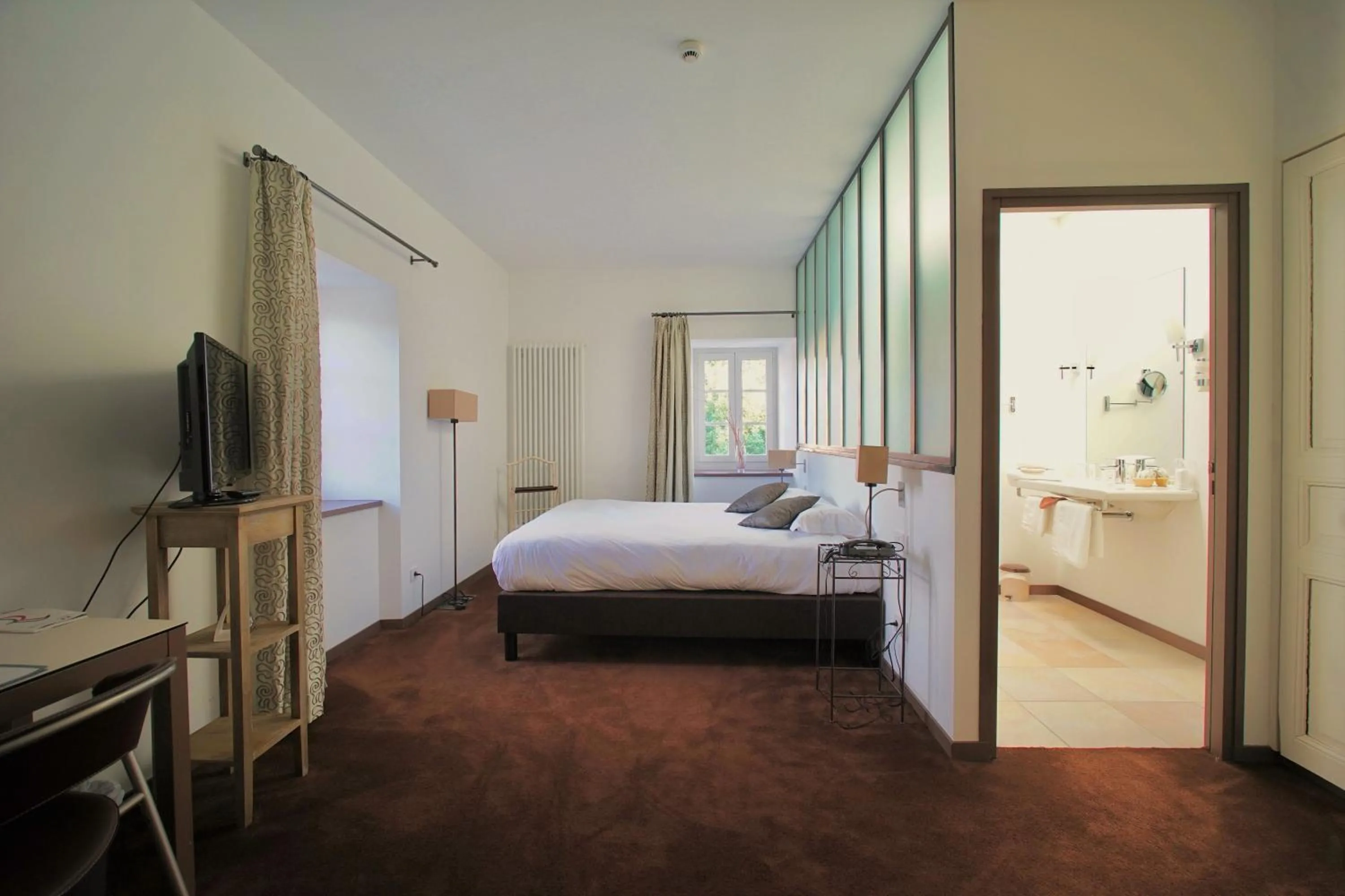 Photo of the whole room in Clos de Vallombreuse, The Originals Relais