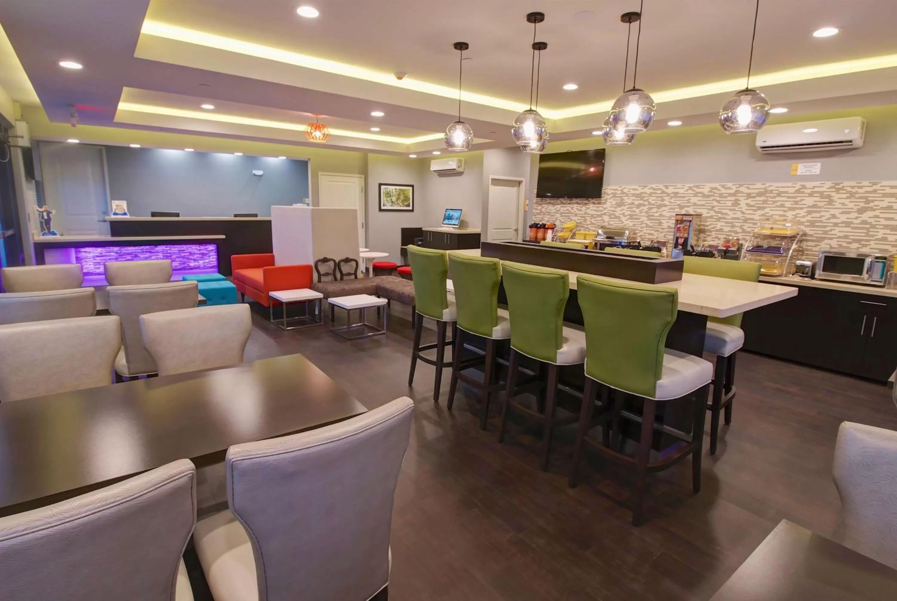 Lobby or reception in Days Inn & Suites by Wyndham Port Arthur