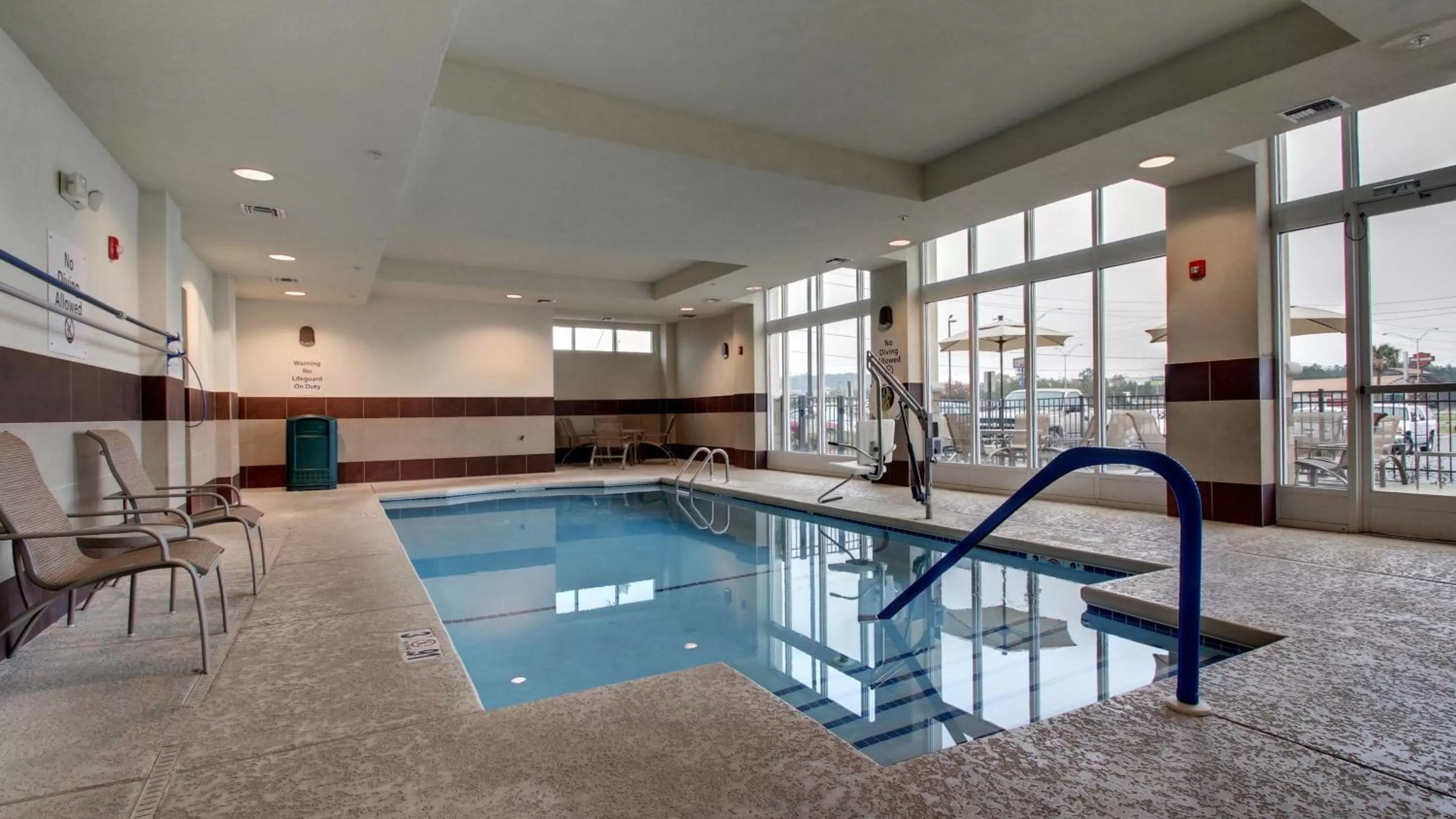 Swimming pool in Holiday Inn Meridian East I 59 / I 20