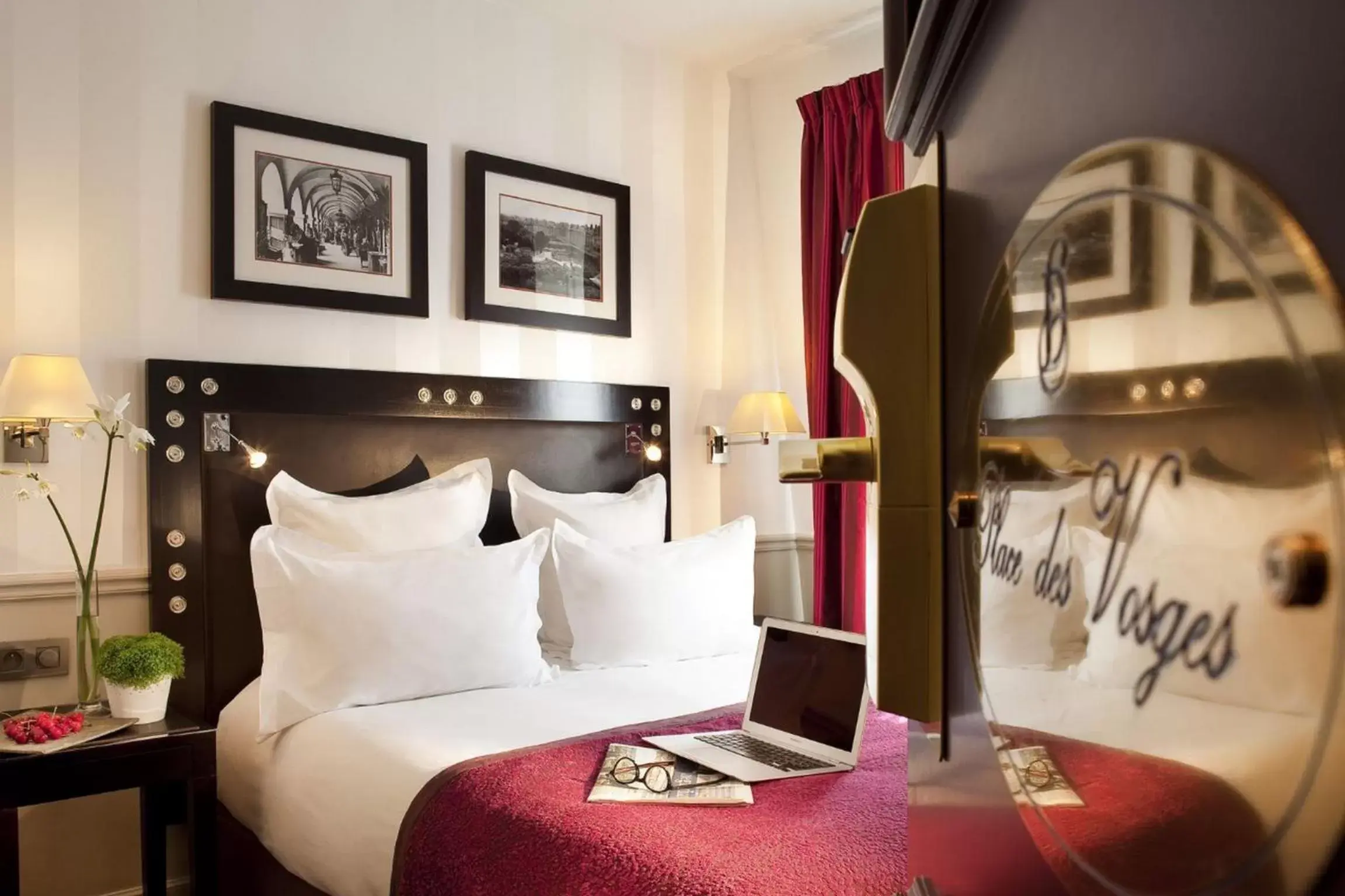 Classic Single or Double Room with Courtyard View in Hotel Duquesne Eiffel Classic Single or Double Room with Courtyard View in Hotel Duquesne Eiffel