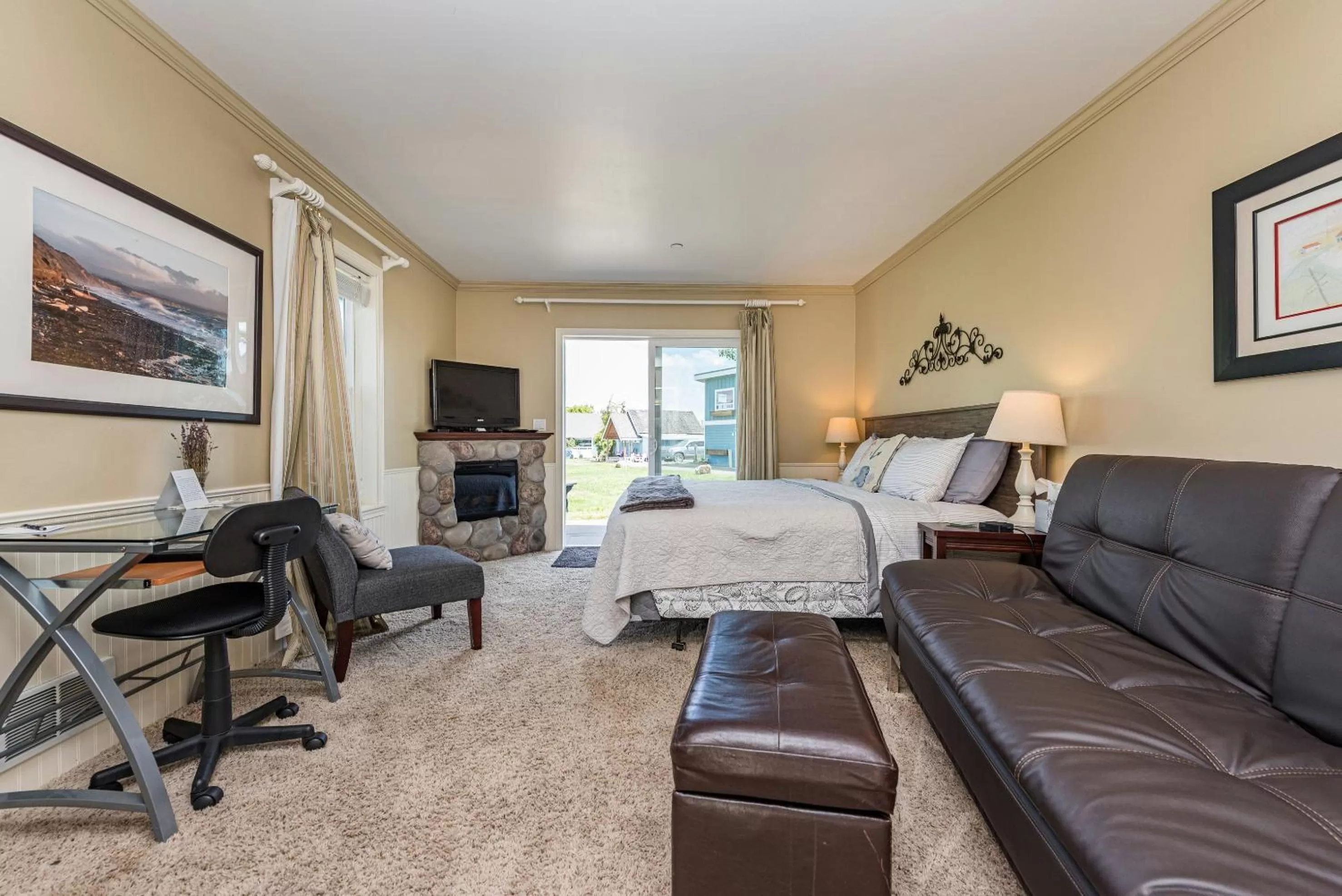 TV and multimedia in Juan de Fuca Waterfront Hotel & Cottages