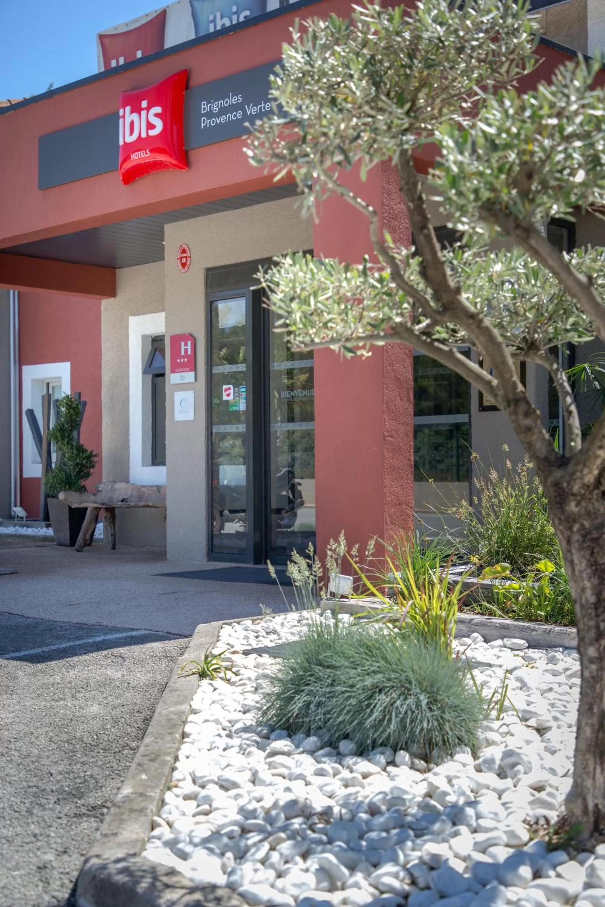 Facade/entrance in ibis Brignoles Provence Verte
