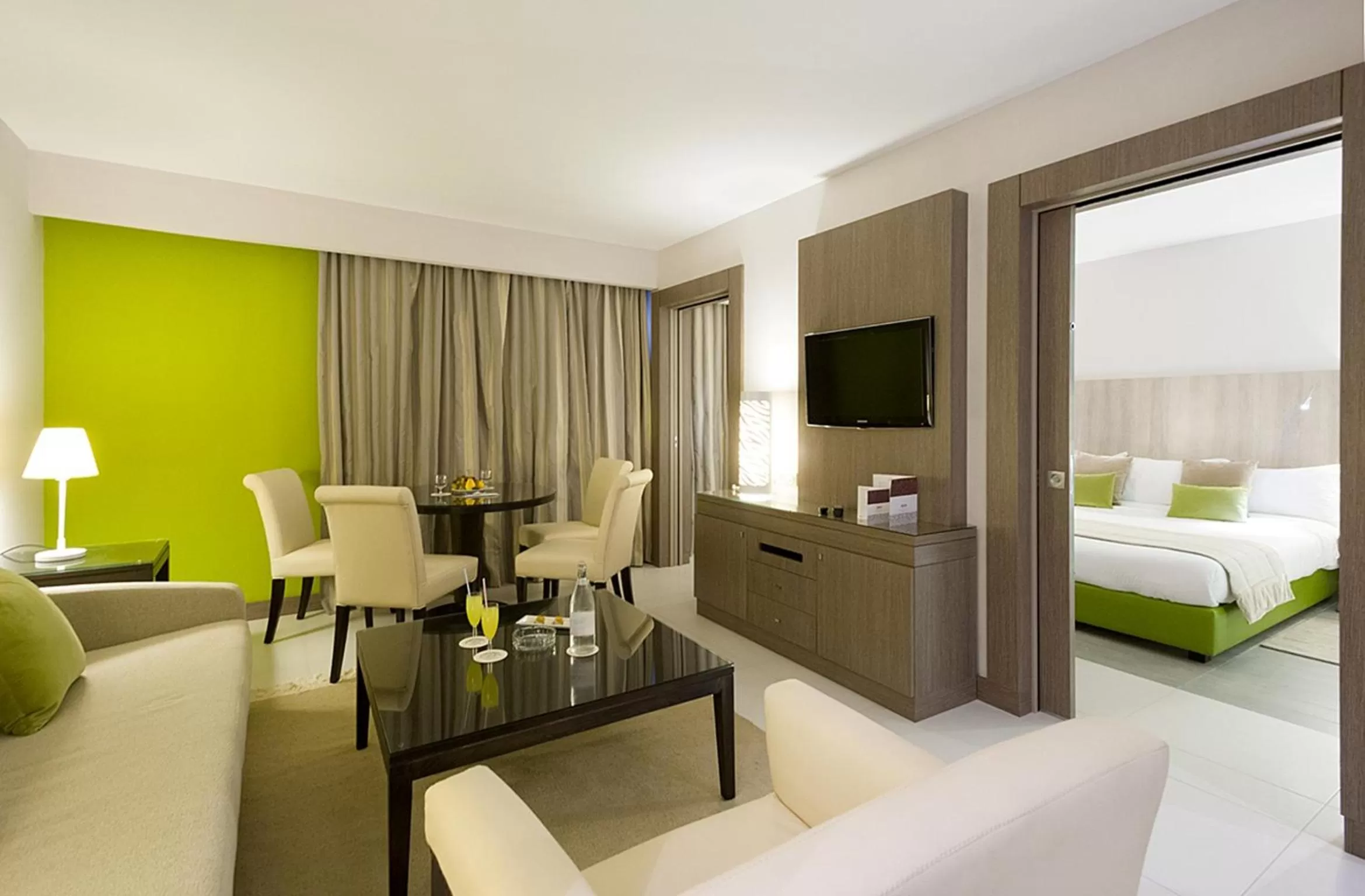 Seating area, Bed in Golf Royal Hotel