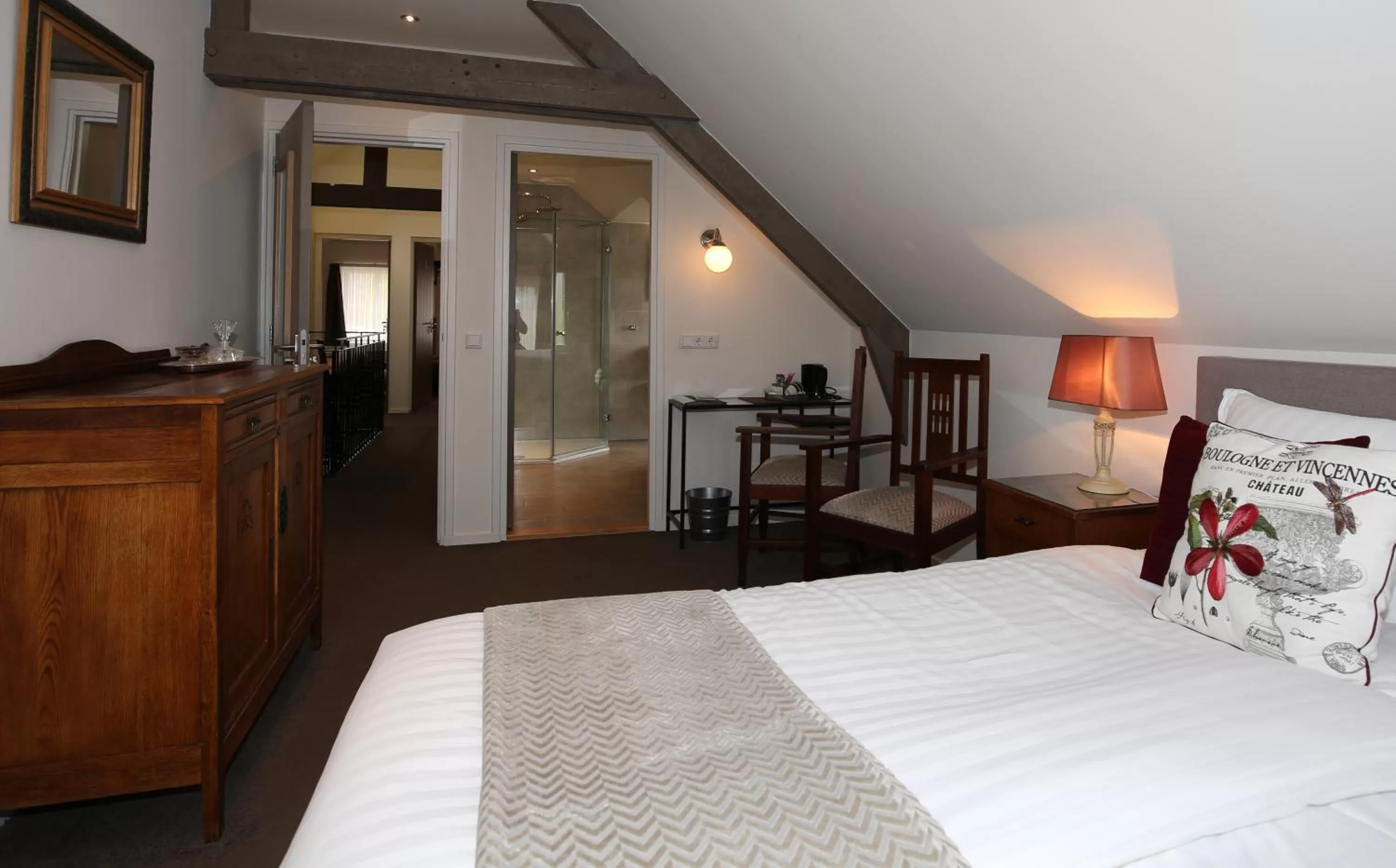 Shower, Bed in Walnut Lodge Bed & Breakfast