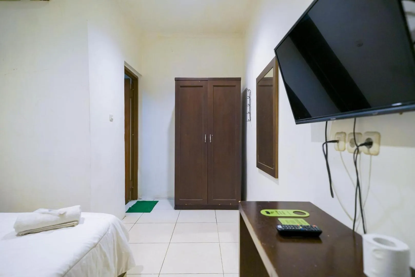 Bedroom, TV/Entertainment Center in Urbanview Hotel Bes Mangga Besar by RedDoorz