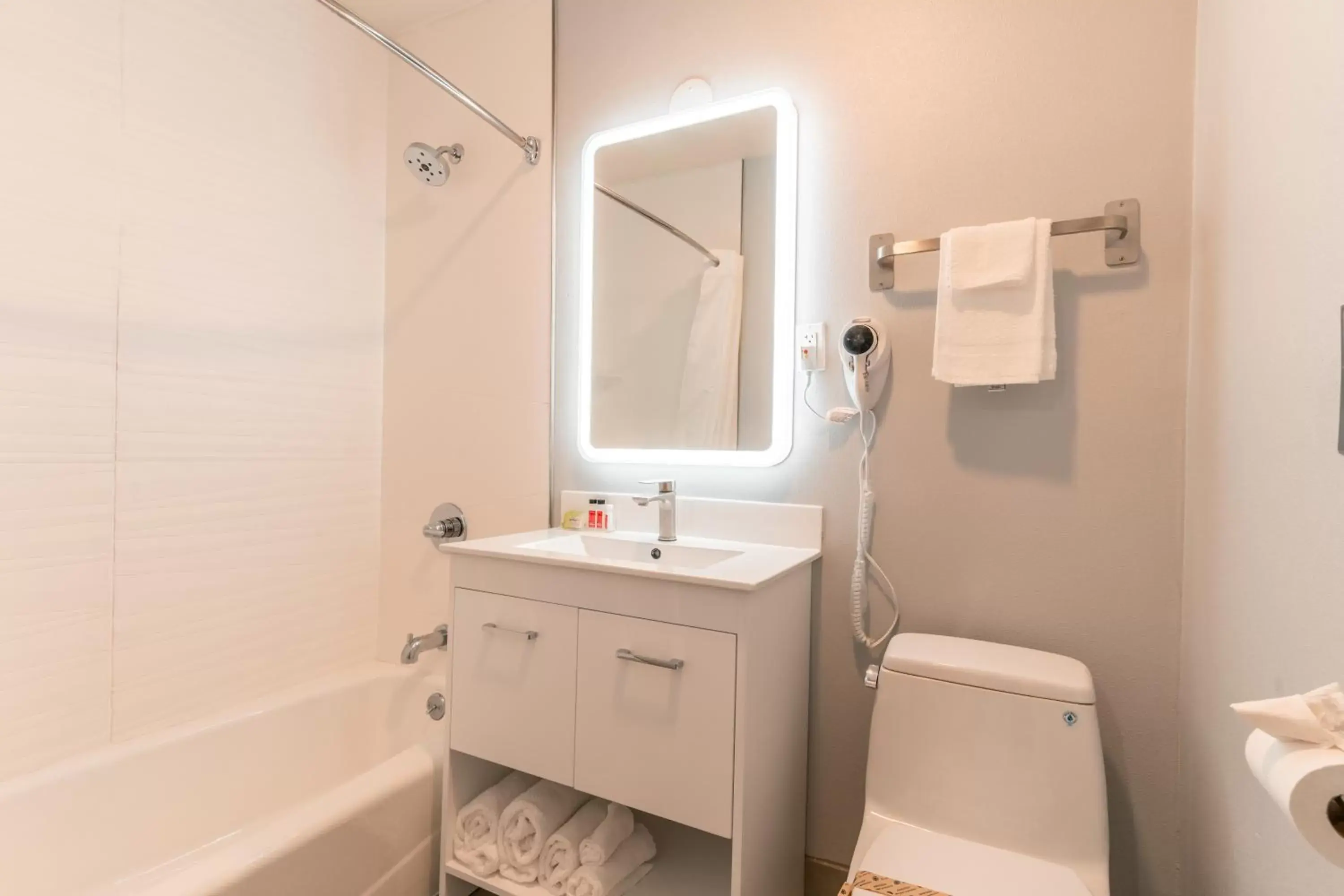 Deluxe King Room - Non-Smoking in Inn on Broadway Deluxe King Room - Non-Smoking in Inn on Broadway