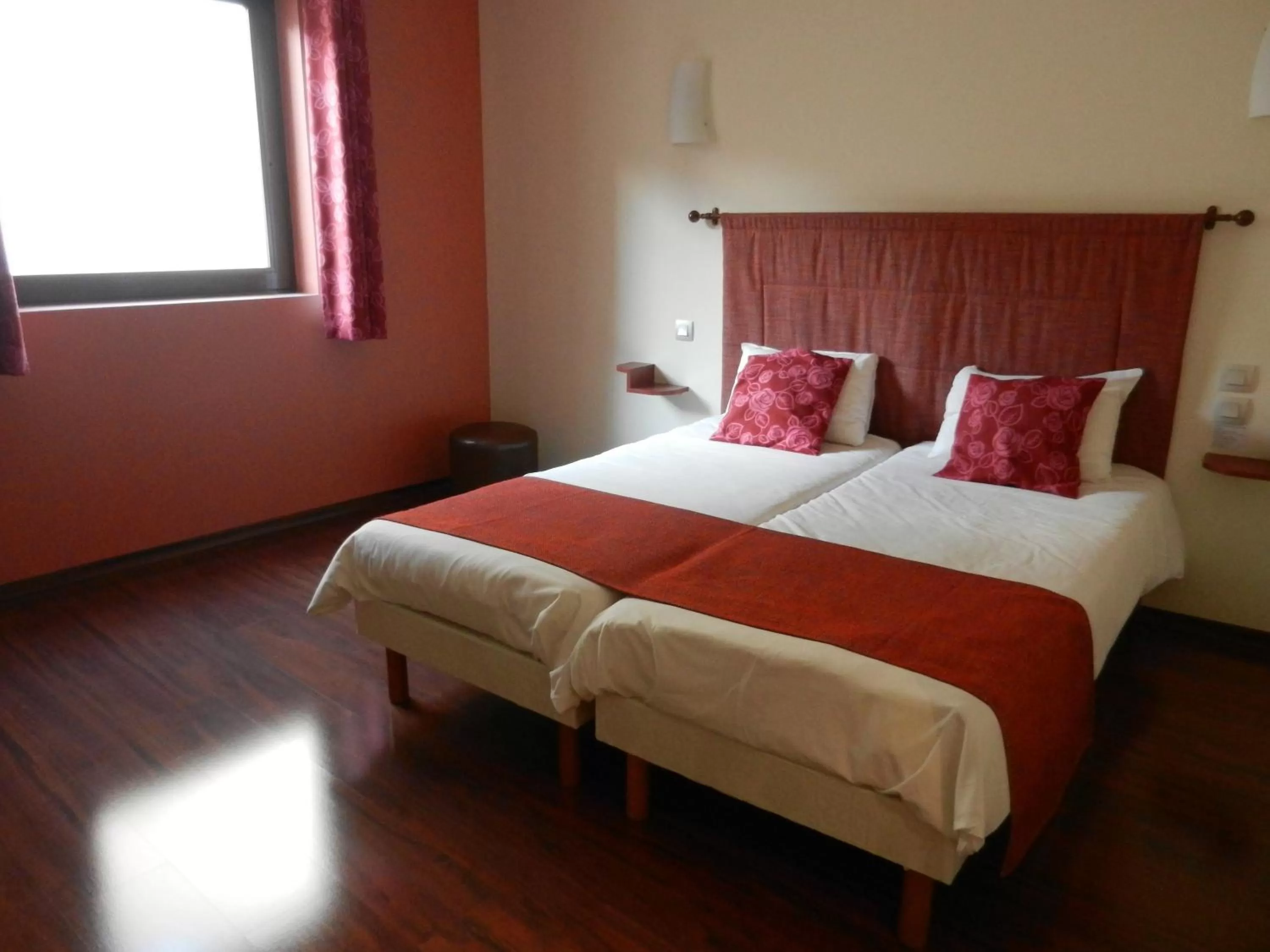 Bed in L'HÔTEL de CHARTRES