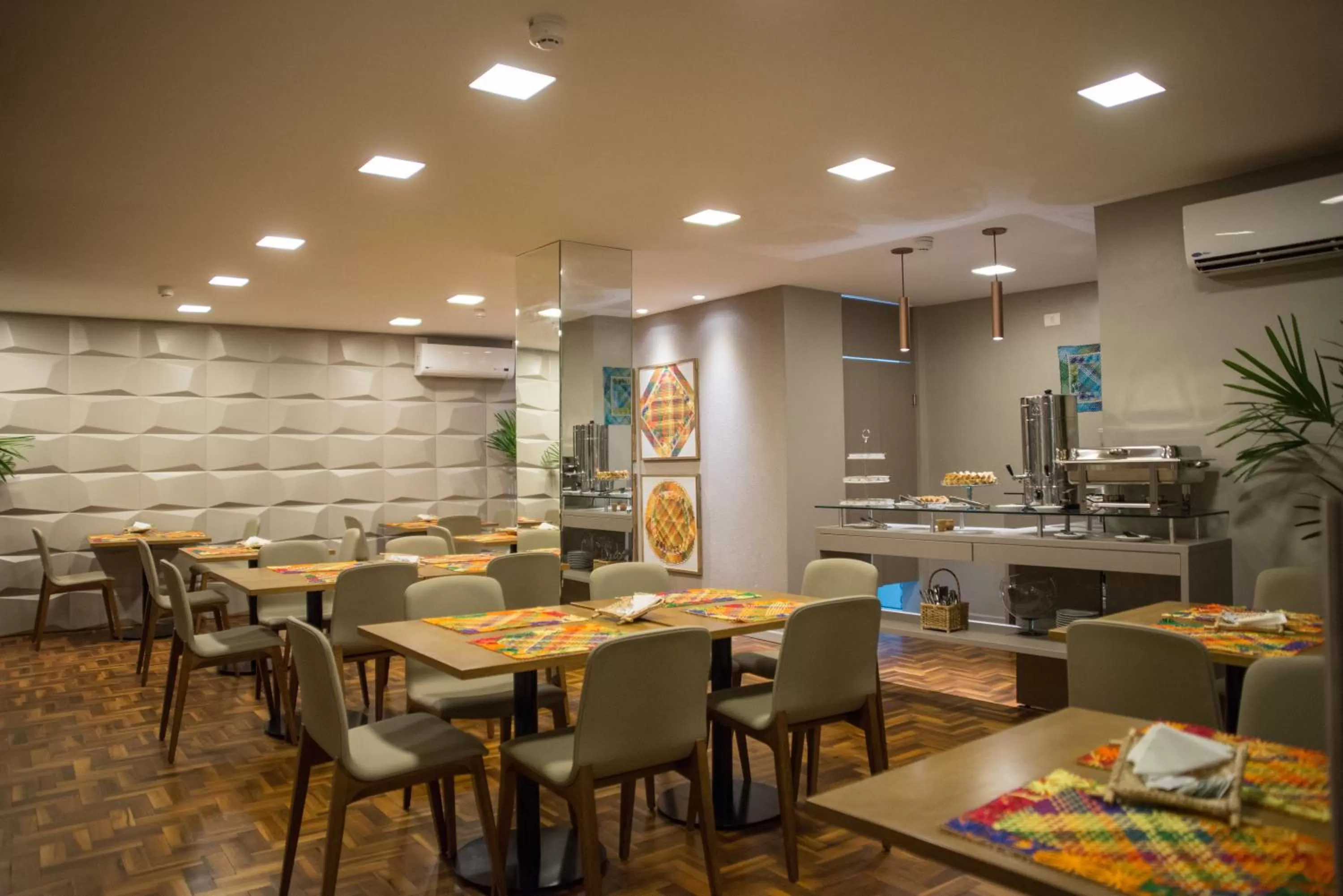 Restaurant/places to eat in Amenit Hotel