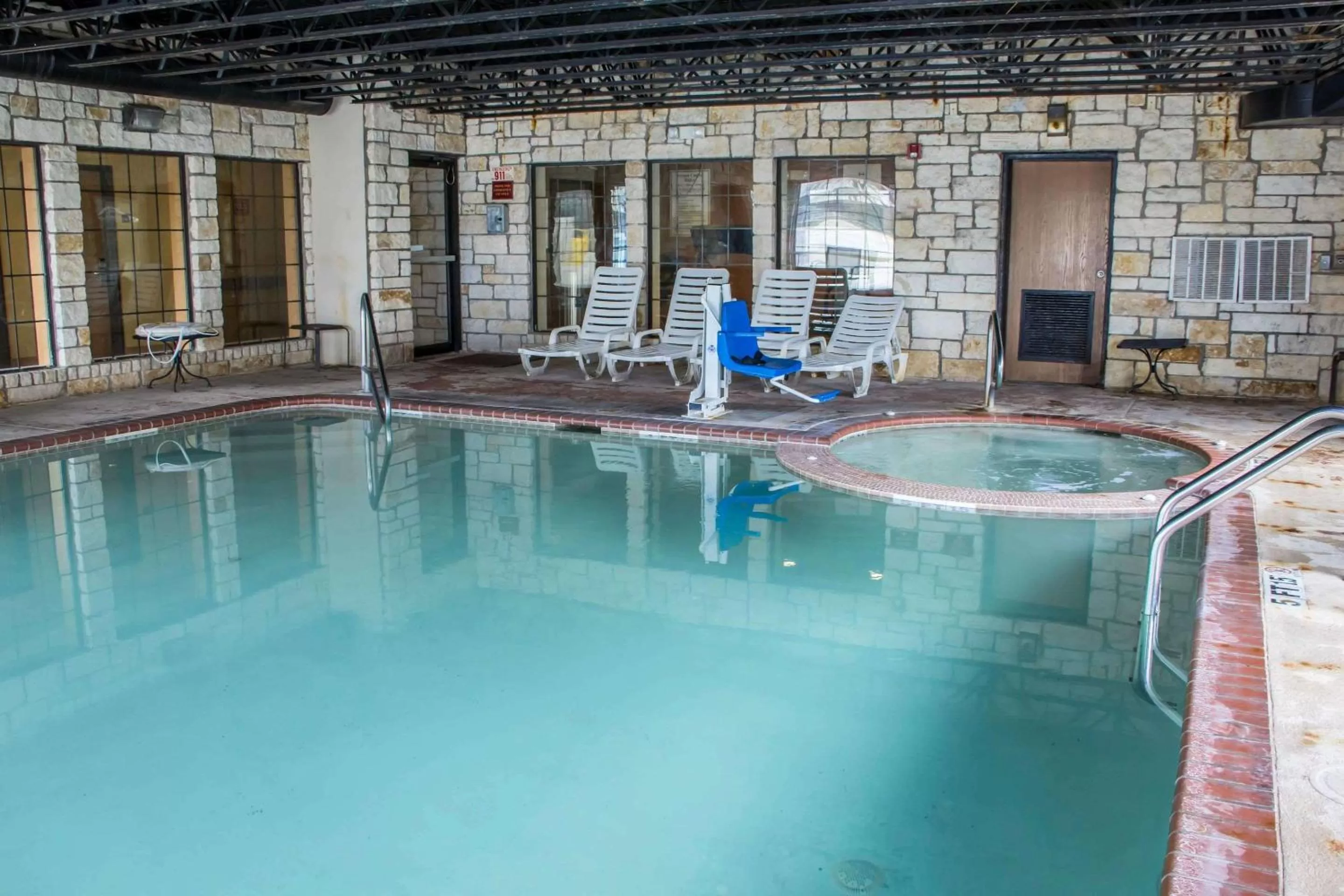 Swimming pool in Comfort Suites San Antonio Near Seaworld