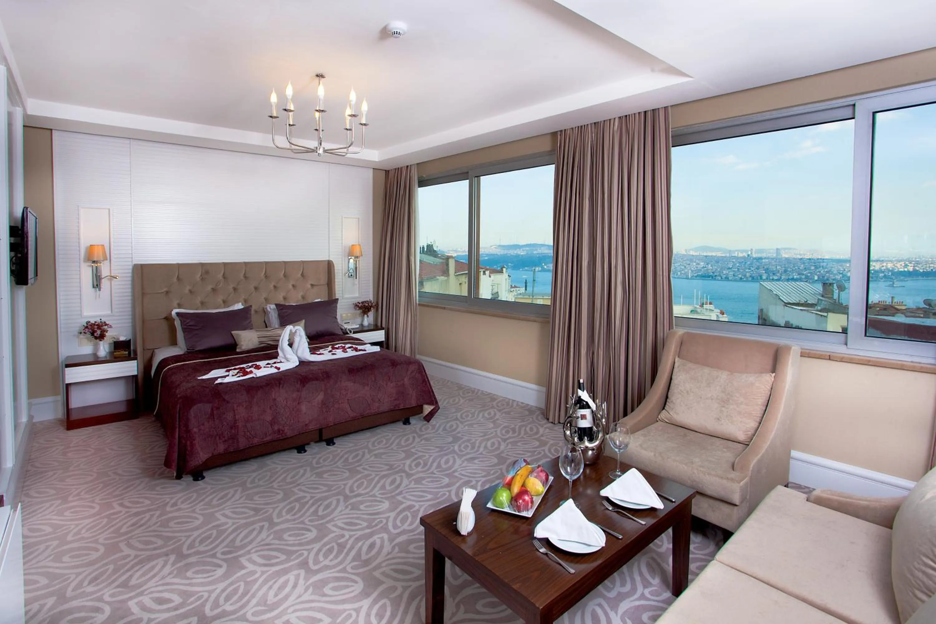 View (from property/room), Bed in City Center Hotel Taksim İstanbul