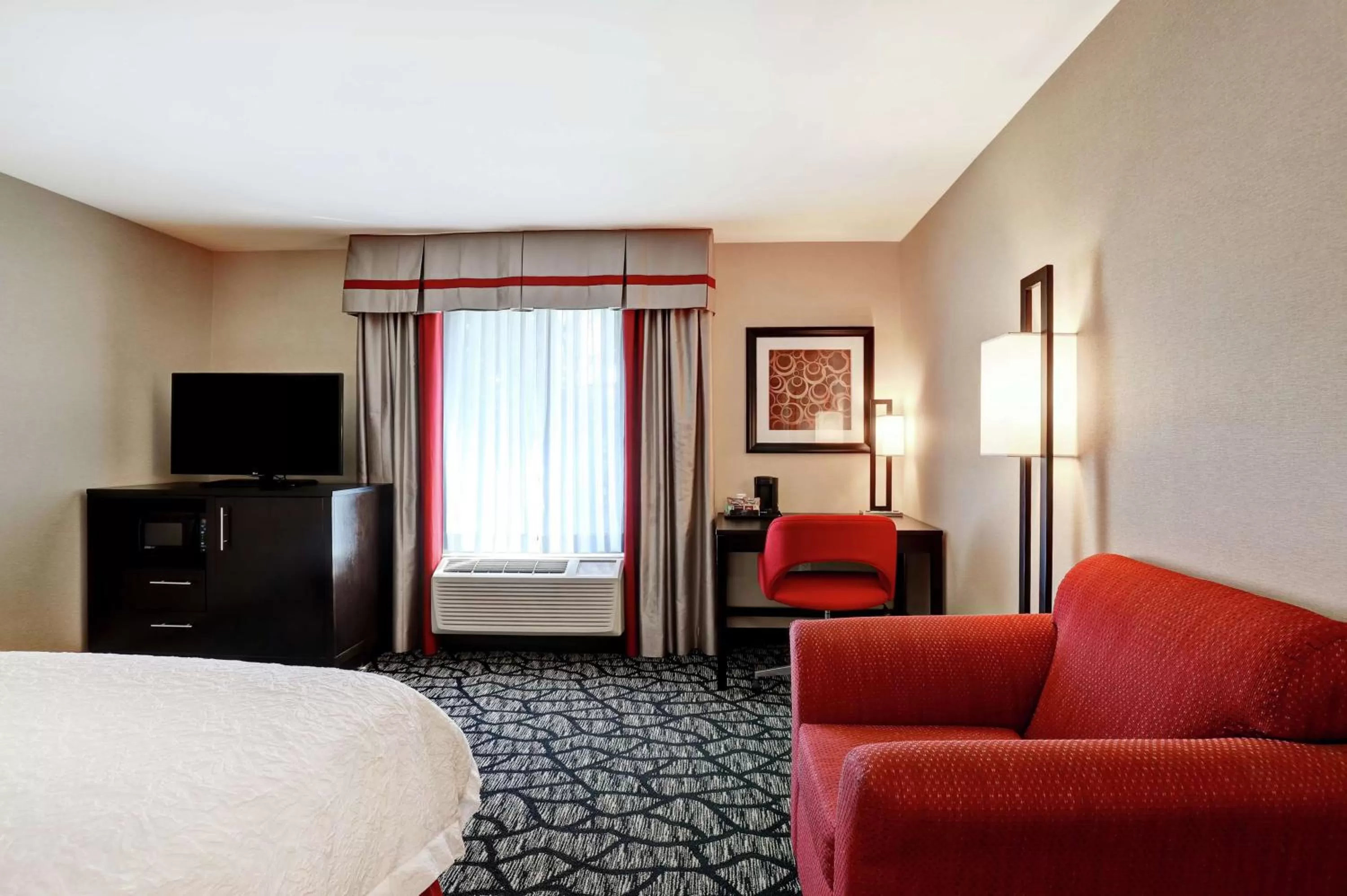 Bedroom, Bed in Hampton Inn by Hilton Chilliwack