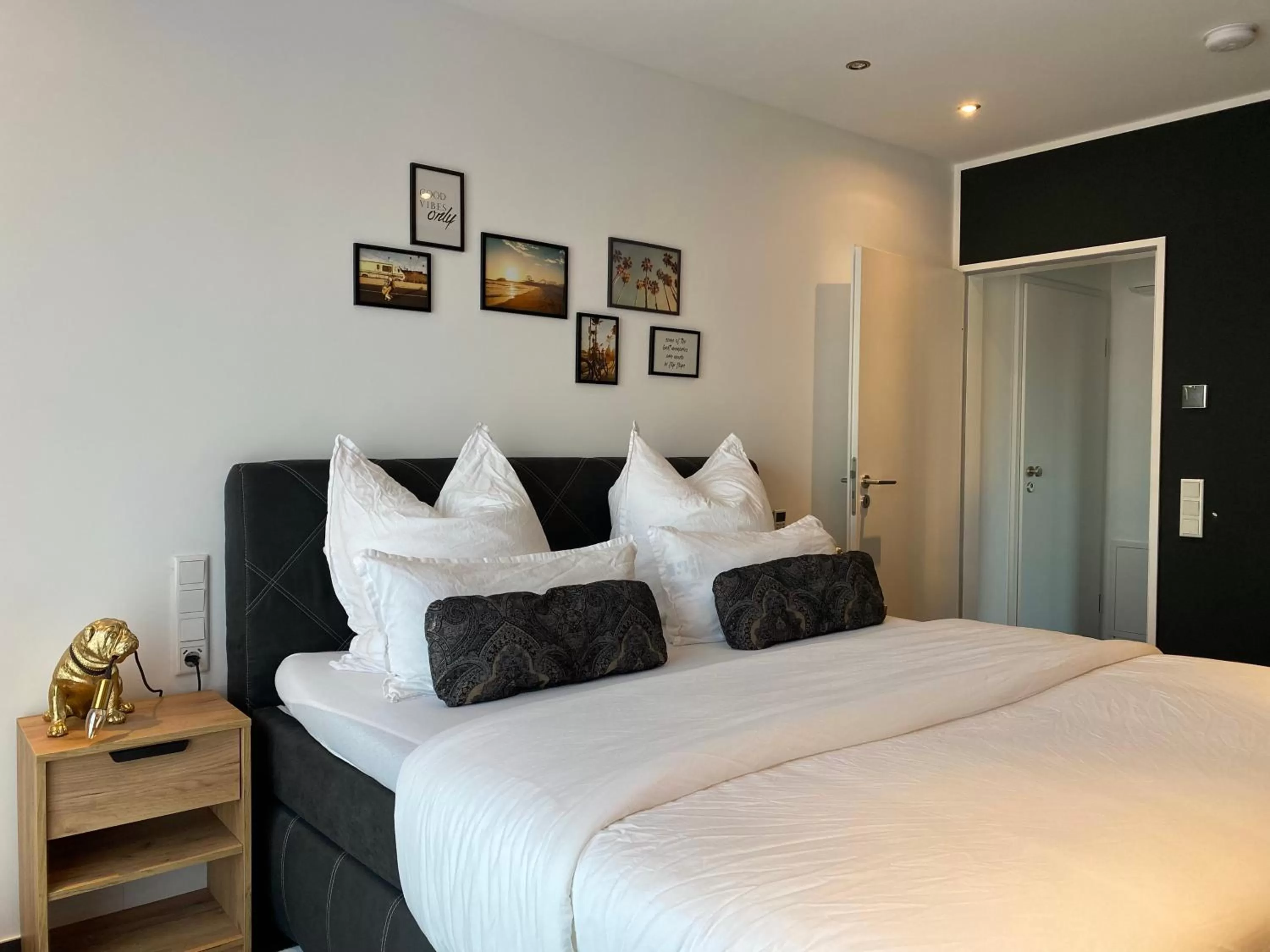 Bed in MARRAM Suitehotel