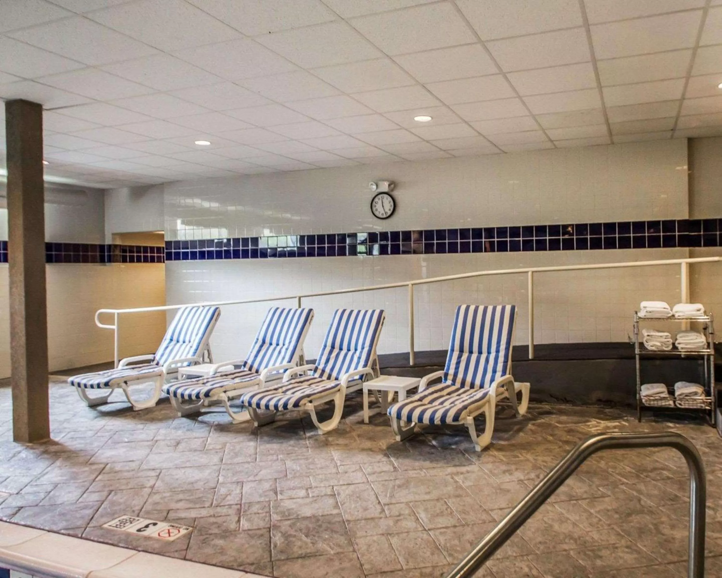 Swimming pool in Sleep Inn & Suites Niantic North