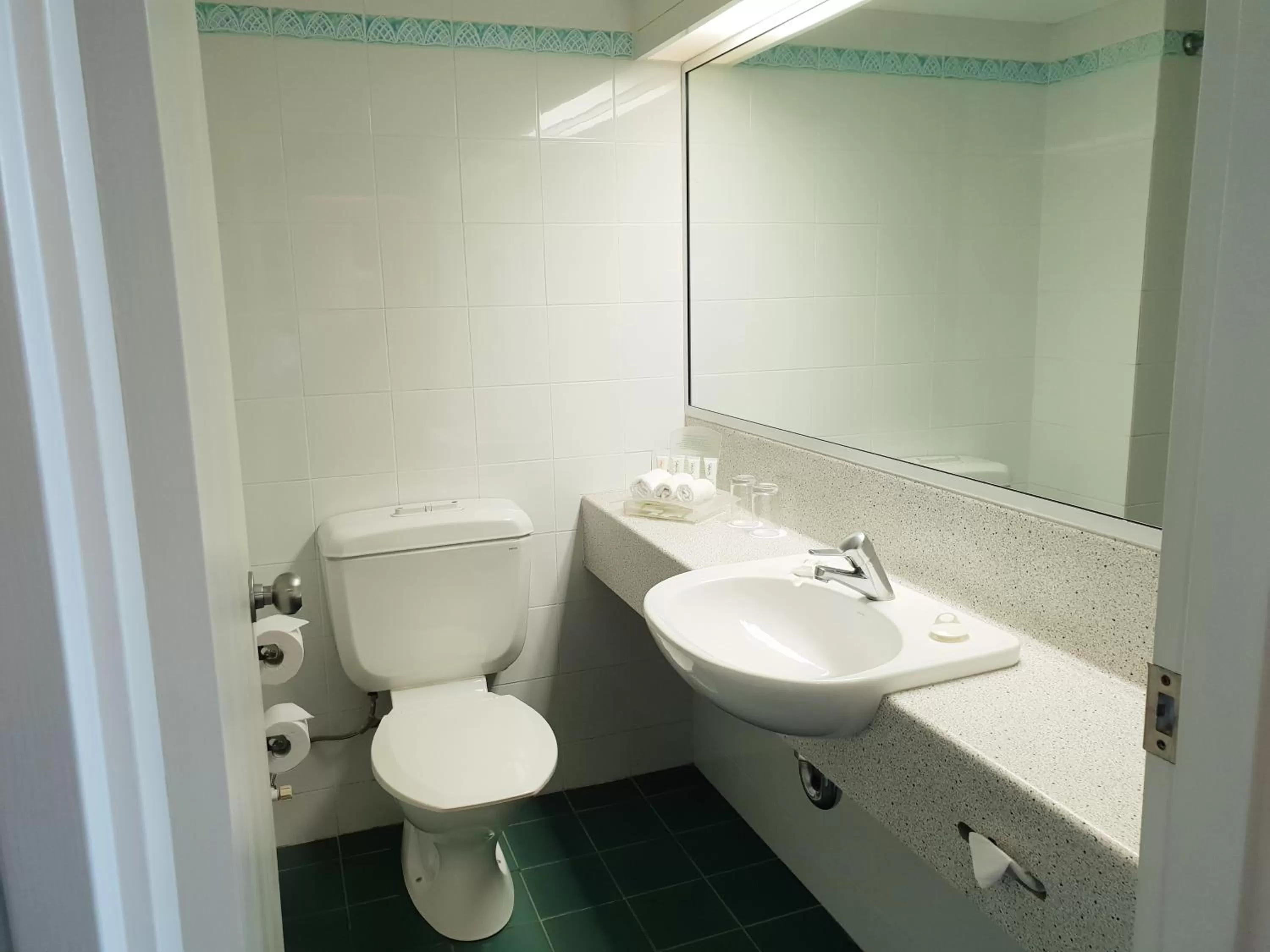 Bathroom in Cairns Harbourside Hotel