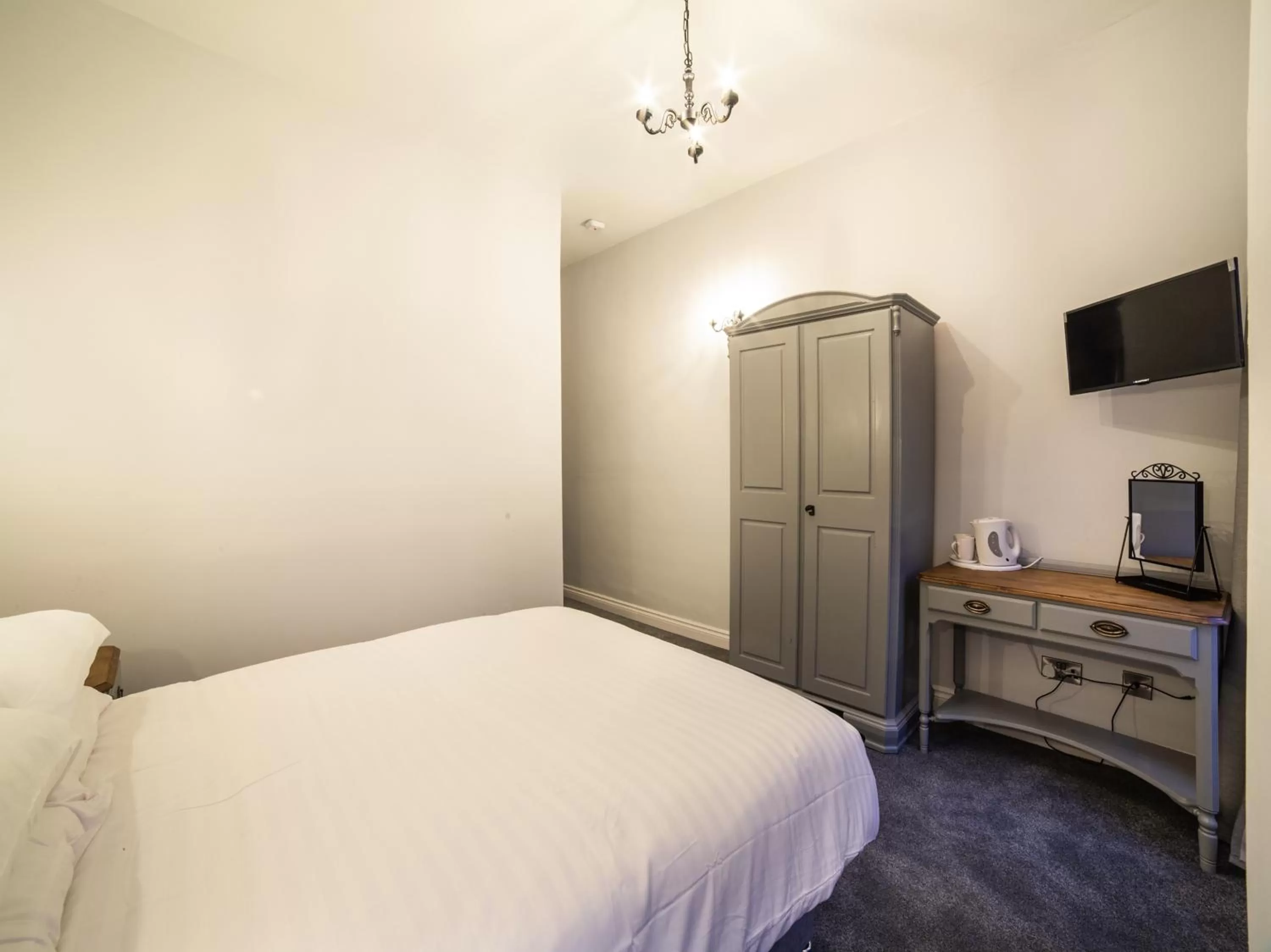 Bedroom, Bed in Churchill's Hotel