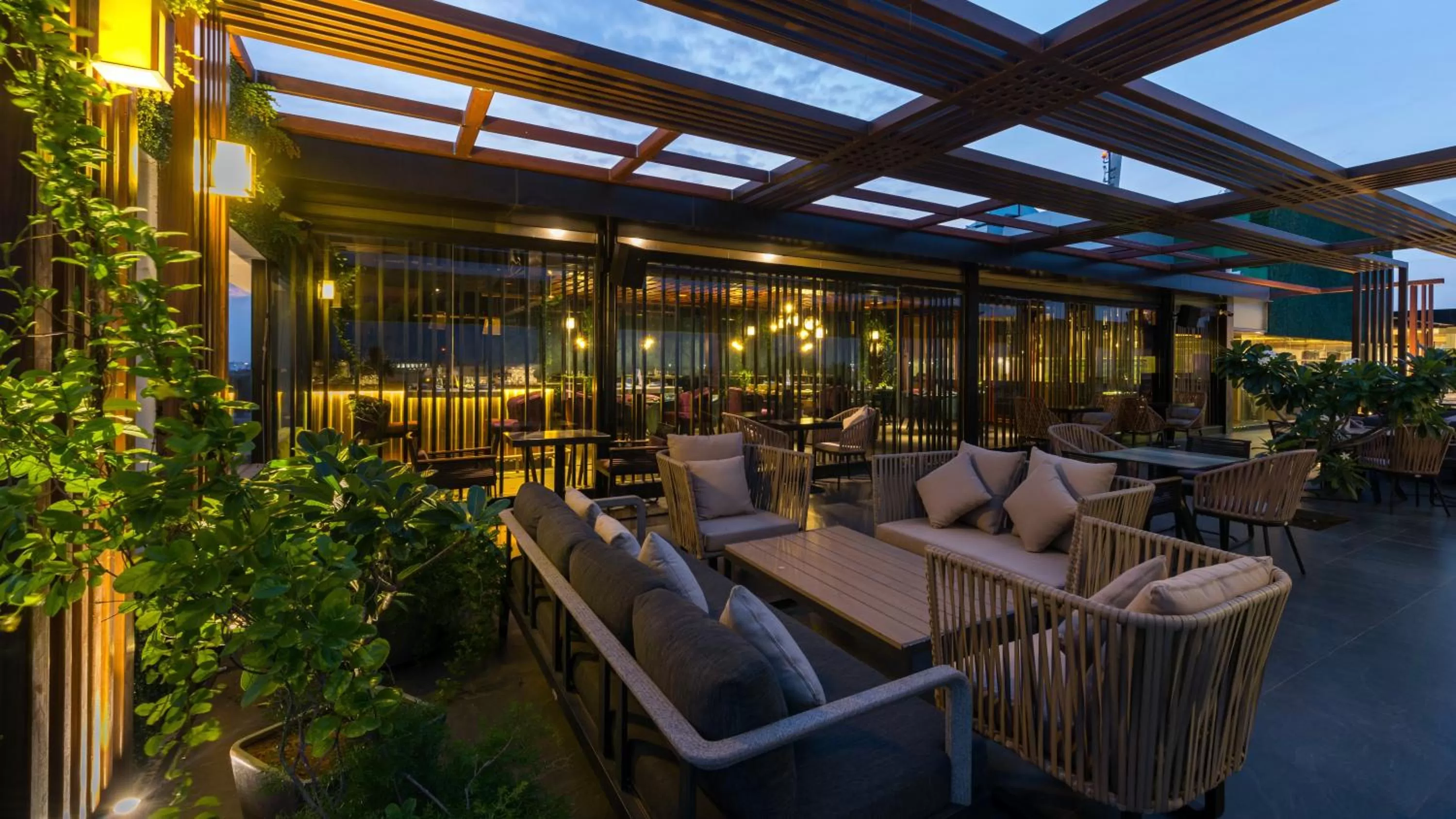 Restaurant/places to eat in Novotel Chennai Chamiers Road