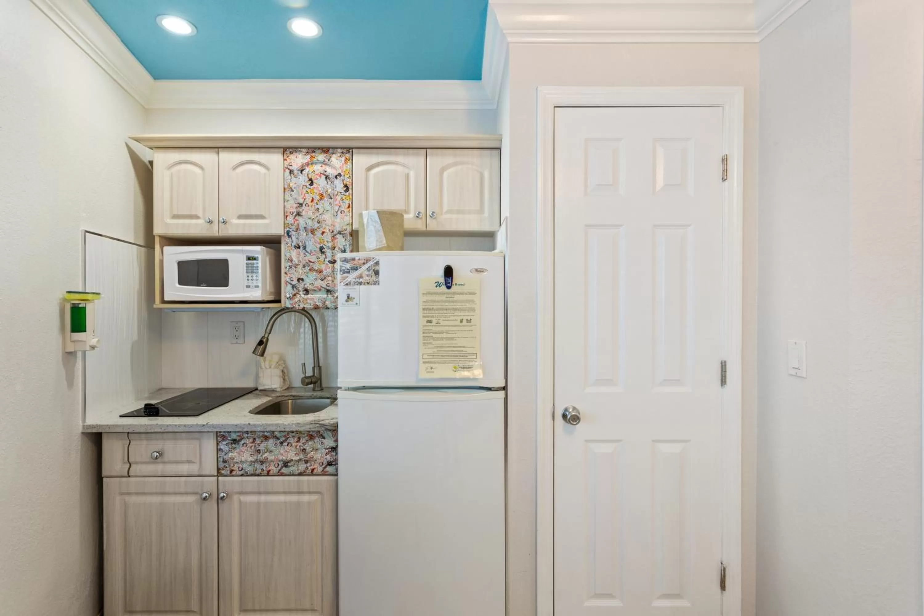 Kitchen or kitchenette in Plaza Beach Hotel - Beachfront Resort