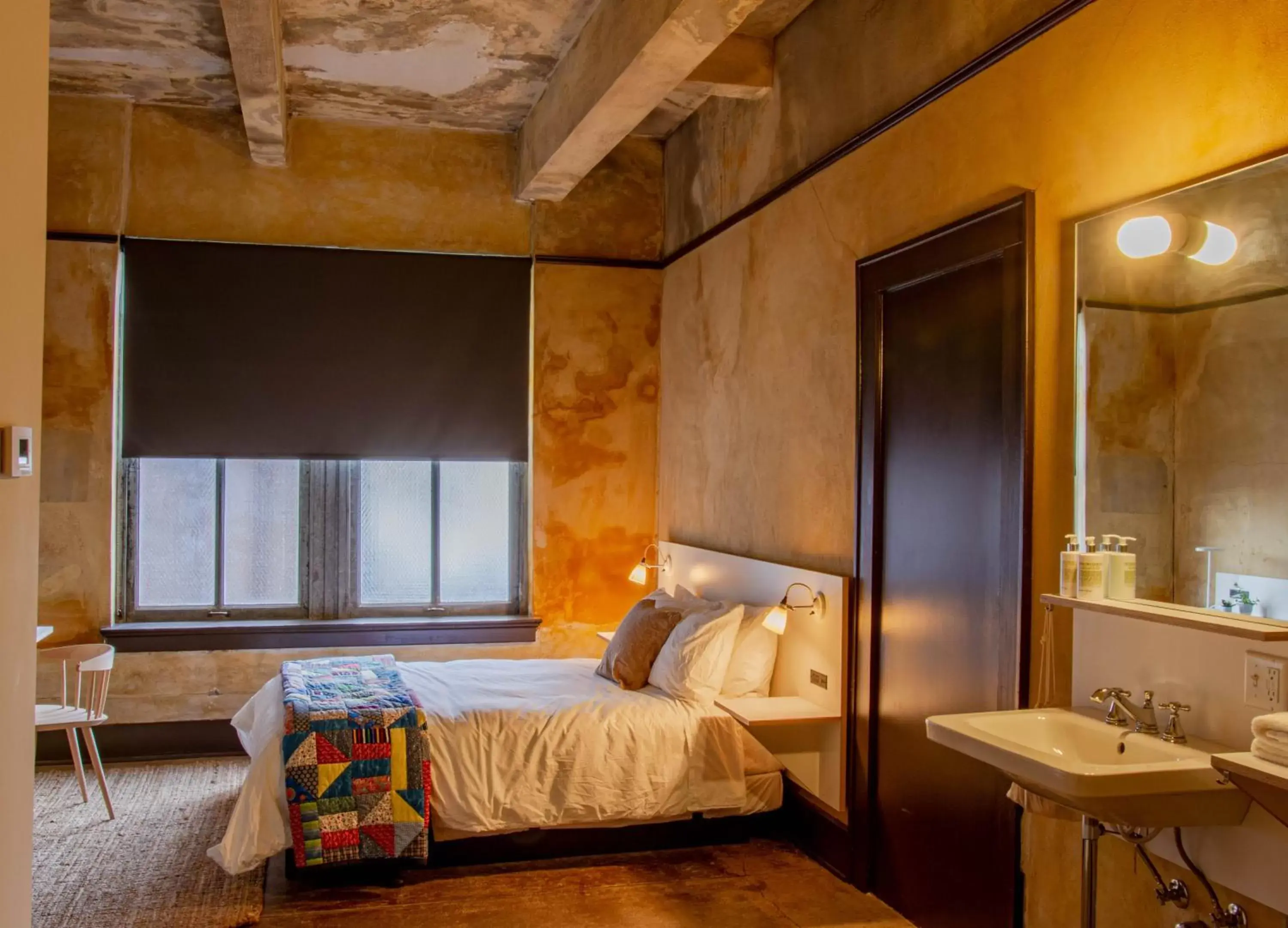 Double Room in Travelers Hotel Double Room in Travelers Hotel