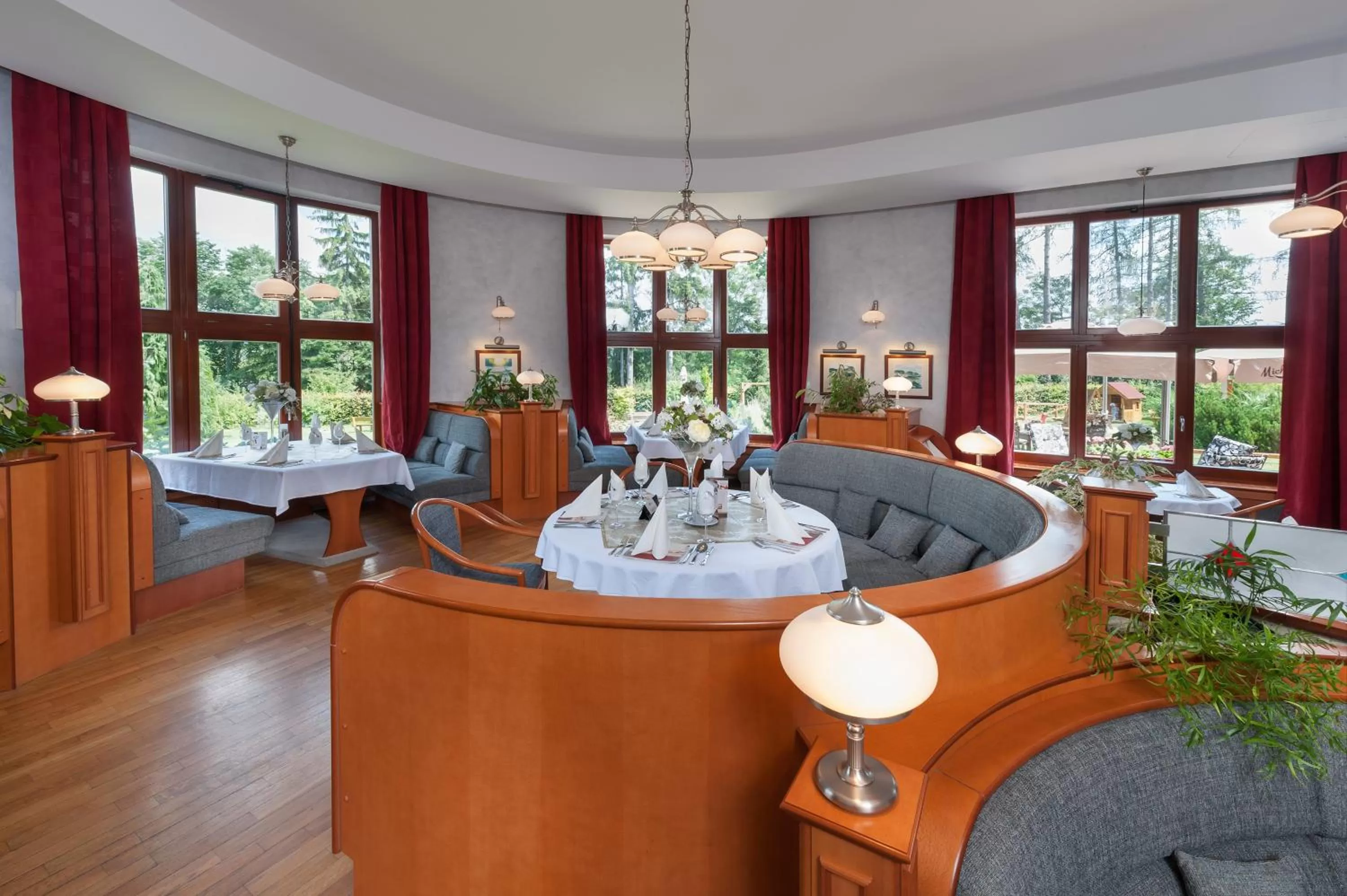 Restaurant/places to eat in April hotel Panorama