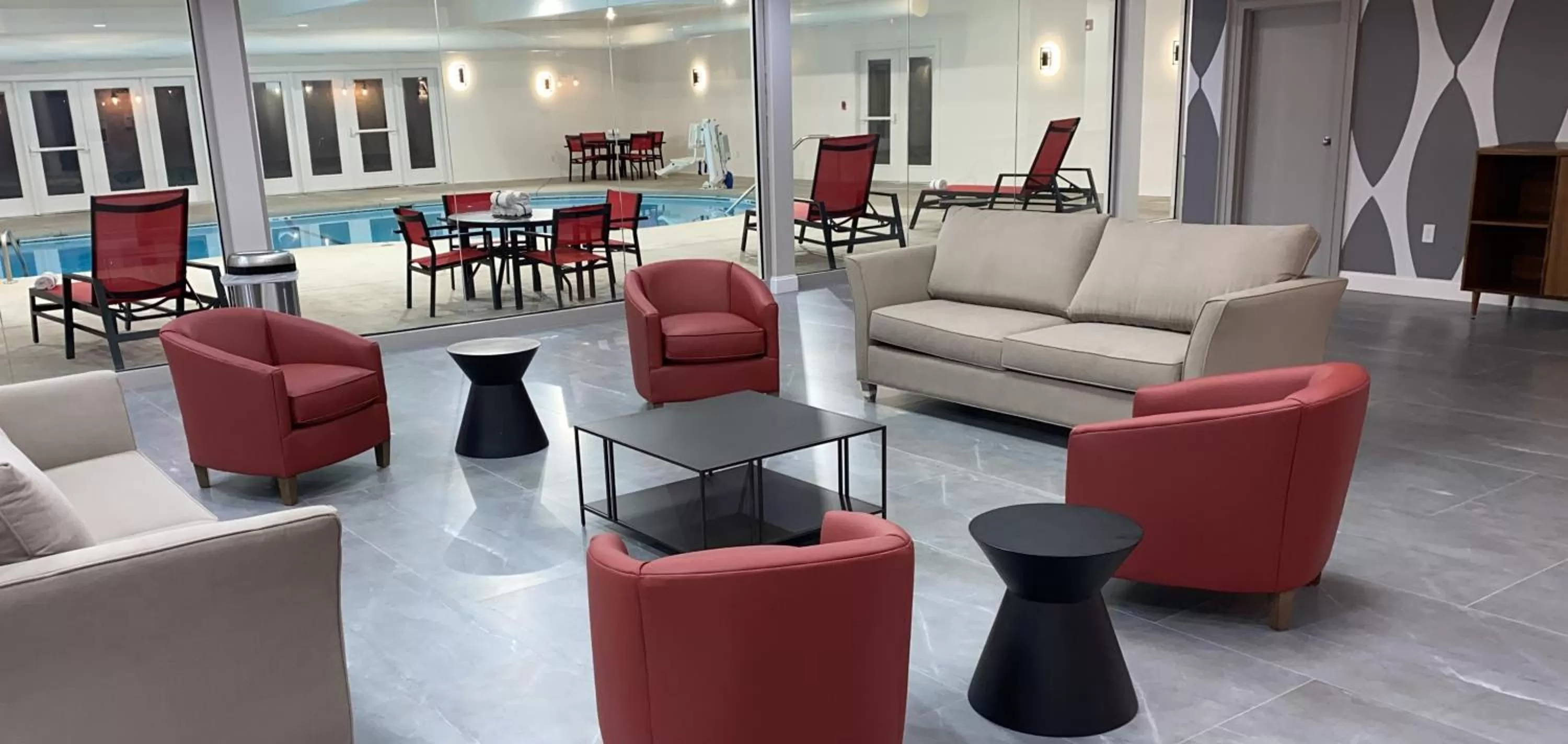 Seating area in Ramada by Wyndham Hartford North - Bradley Airport