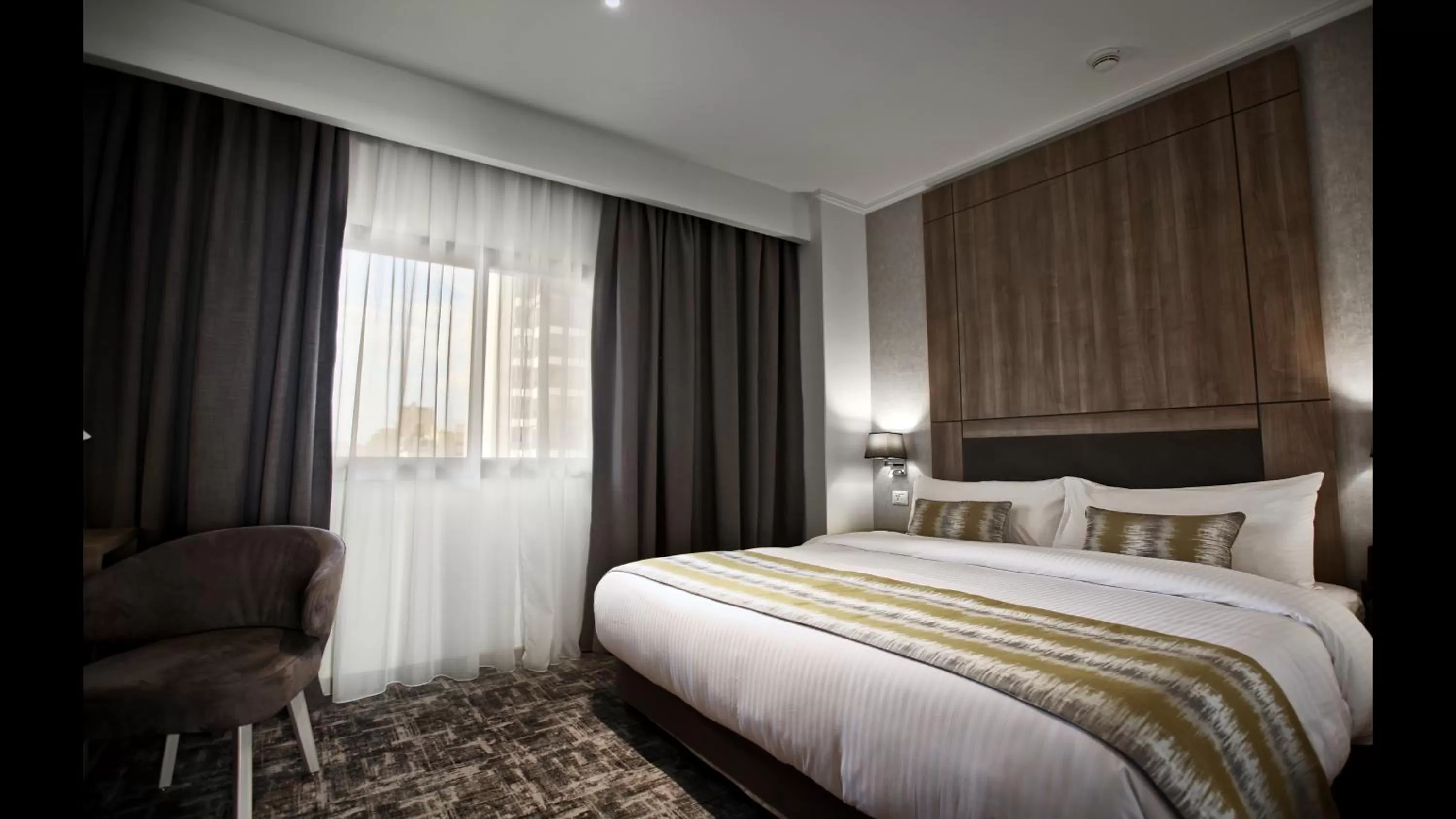 Photo of the whole room, Bed in Hotel De Ville