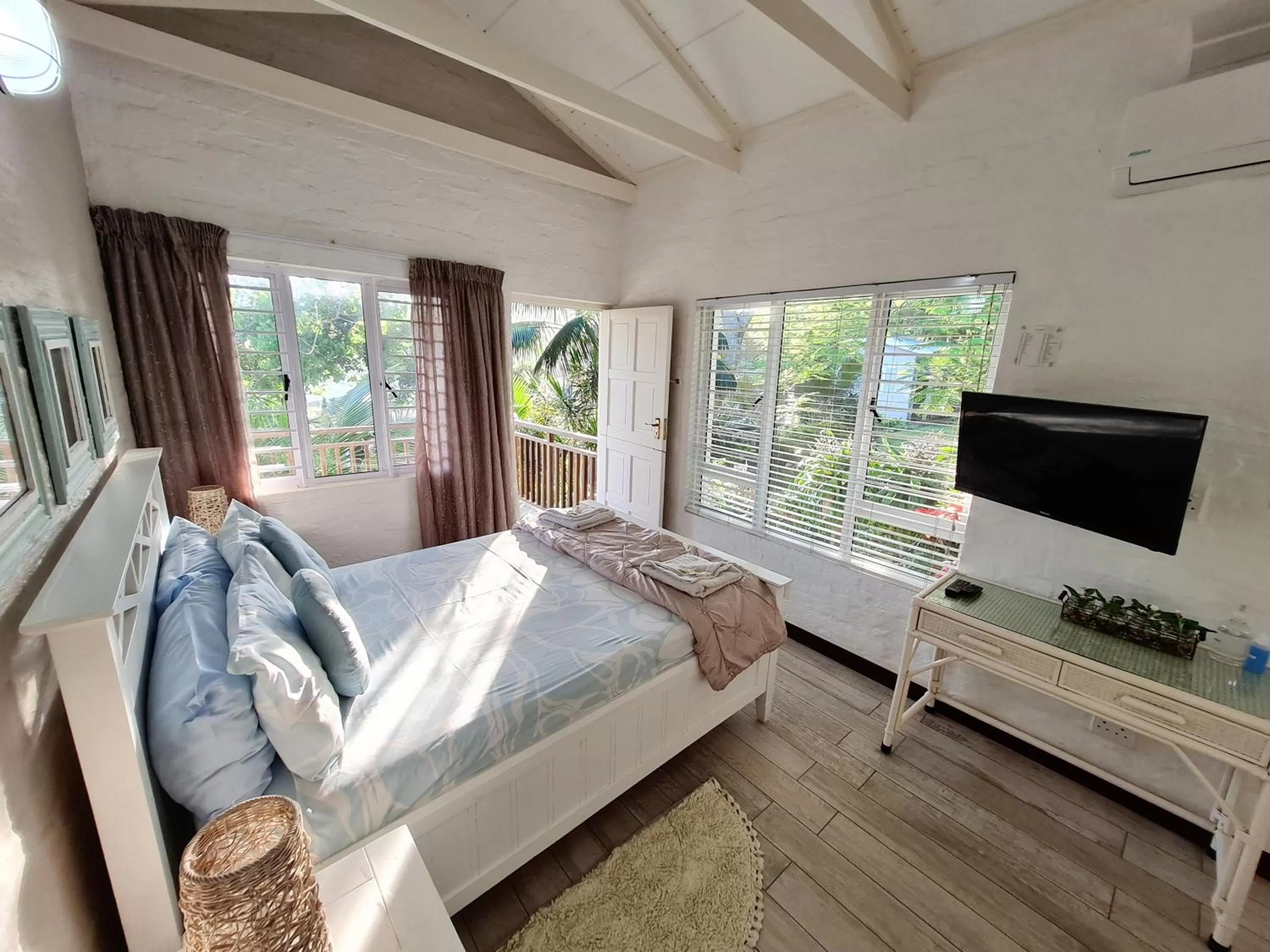 TV and multimedia in Shaka's Seat Guesthouse