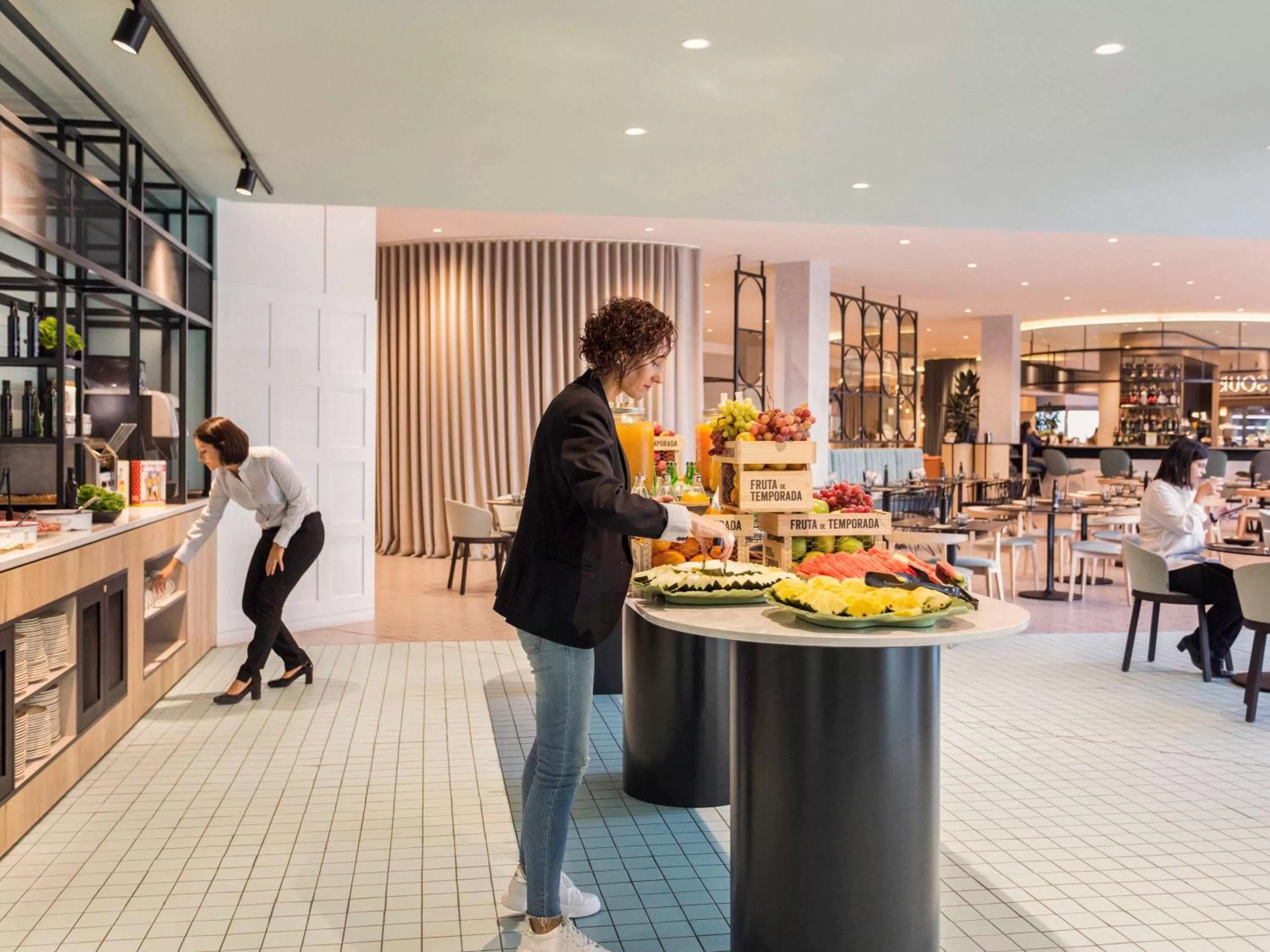 Restaurant/places to eat in Novotel Campo De Las Naciones