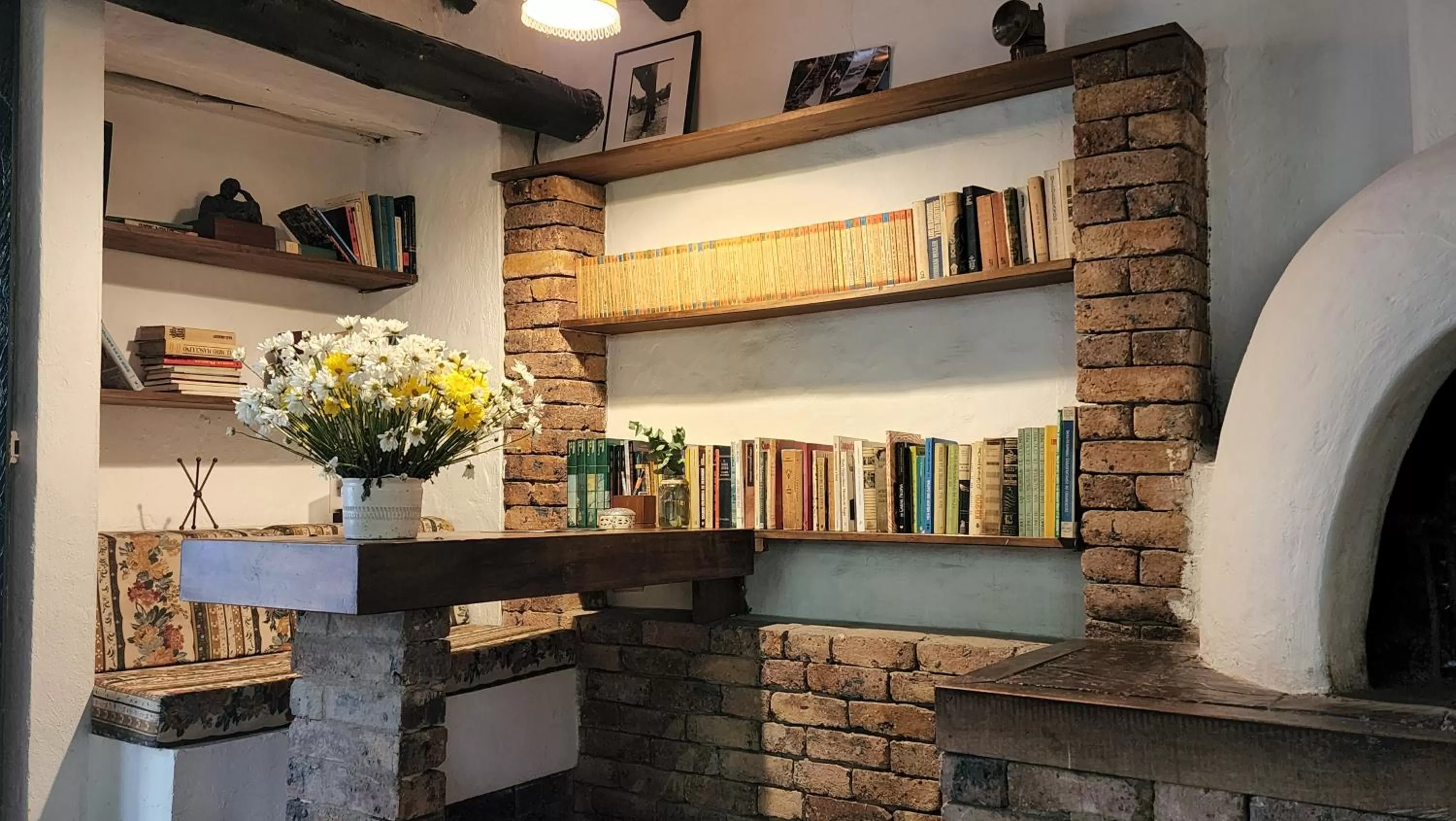 Library in Hotel Hacienda Suescún