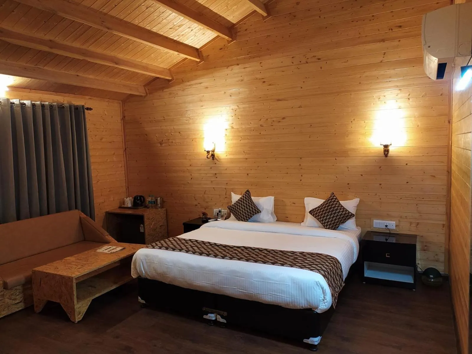 Bed in Hotel Ganges Grand - 600m from Kashi Vishwanath Temple