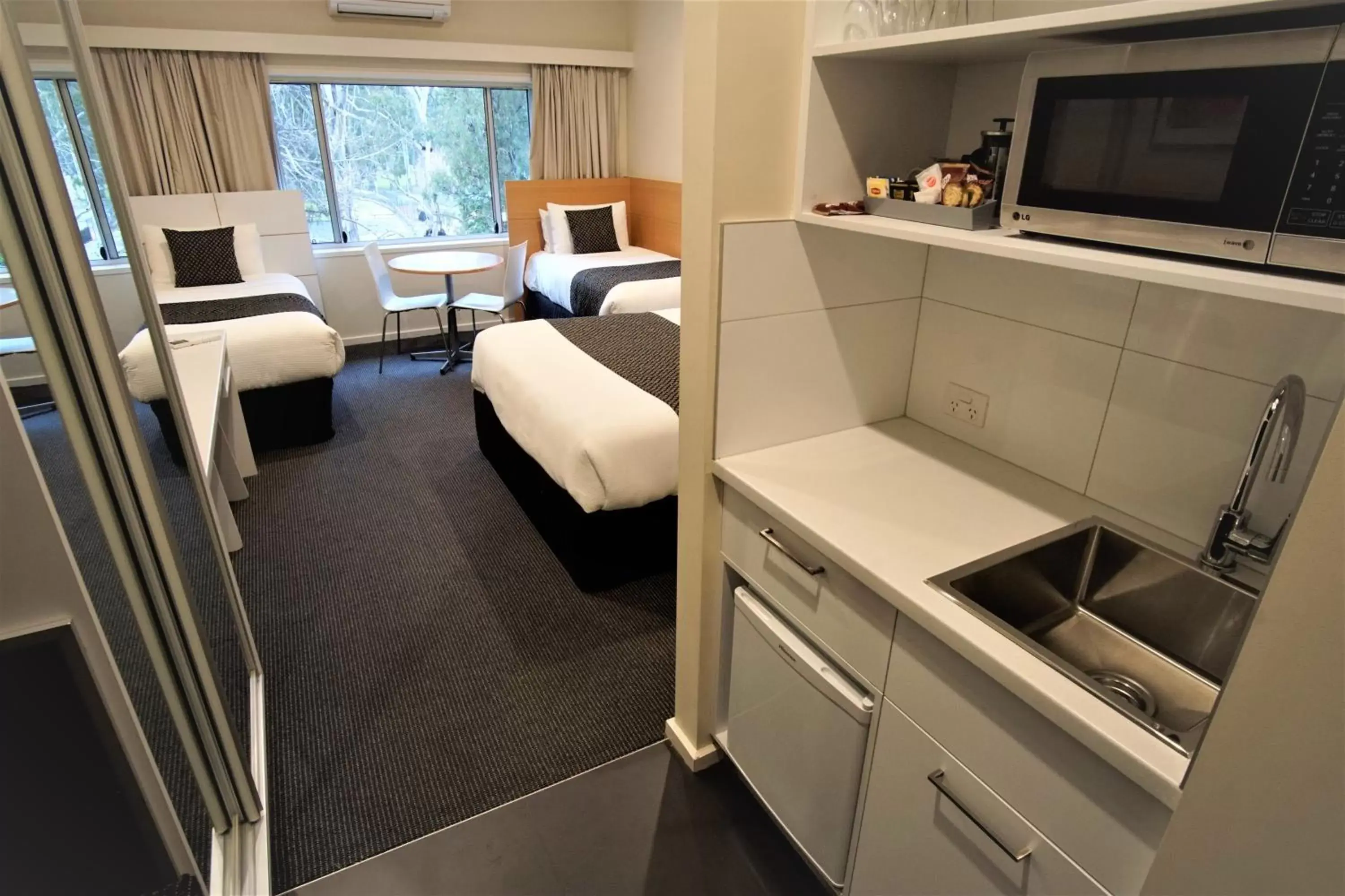 Deluxe Family With Park View in Parkview Motor Inn and Apartments Deluxe Family With Park View in Parkview Motor Inn and Apartments