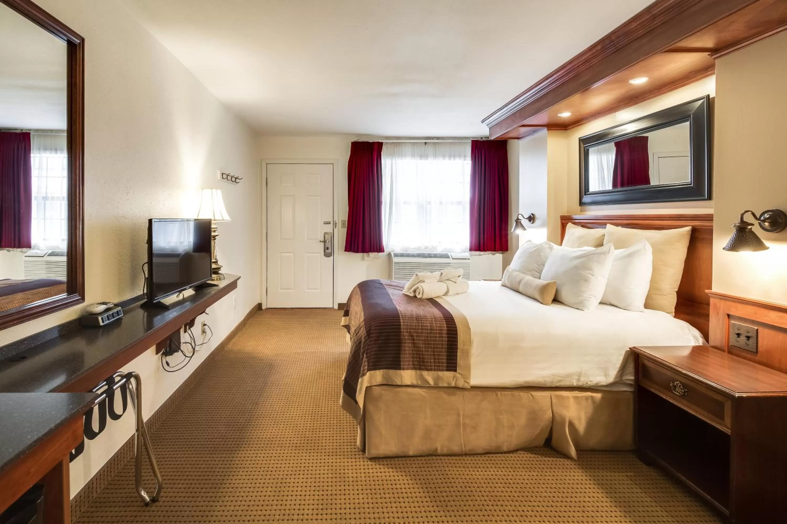 Bed in Twin Peaks Lodge & Hot Springs