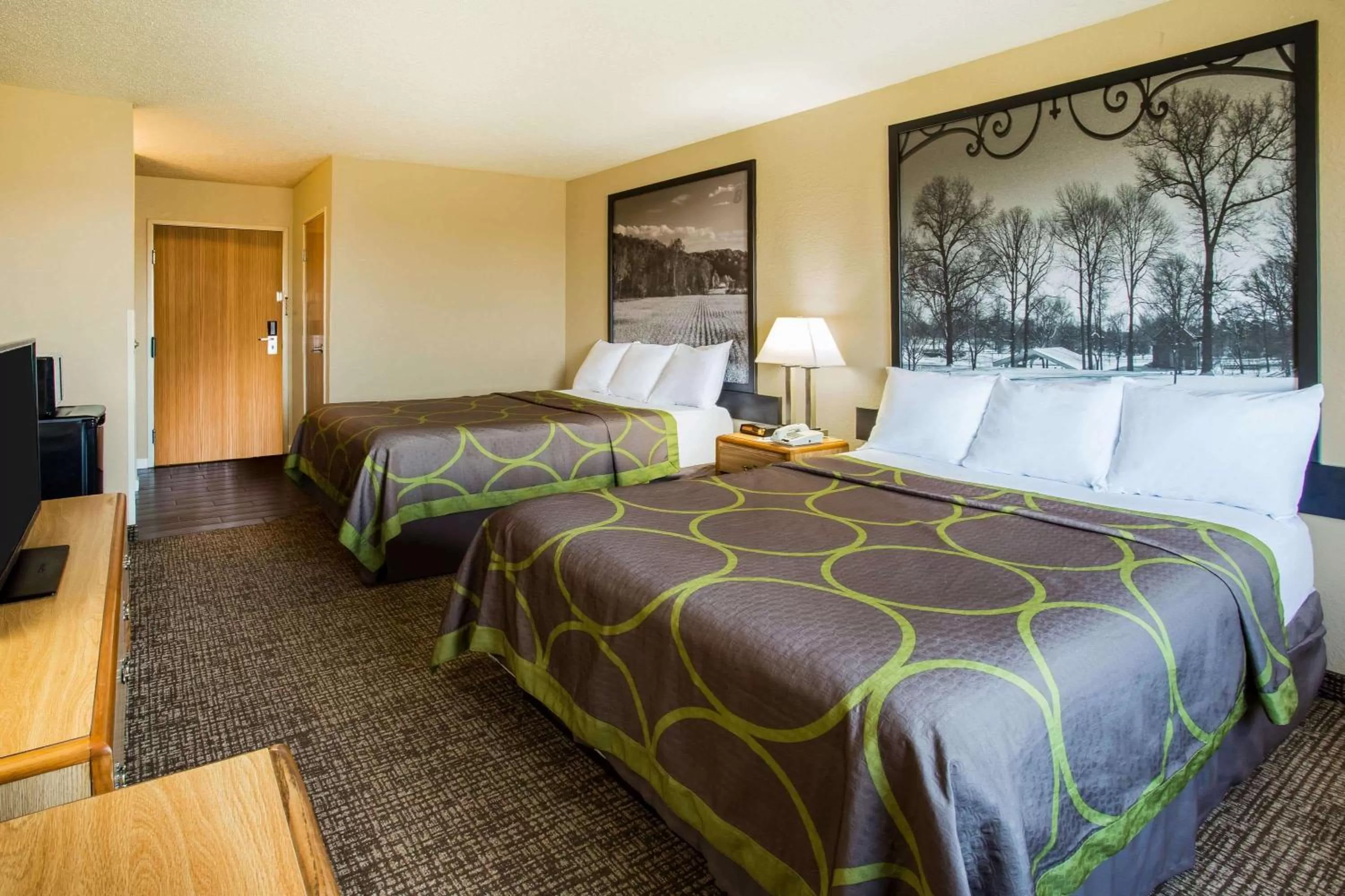 Photo of the whole room, Bed in Super 8 by Wyndham Remington