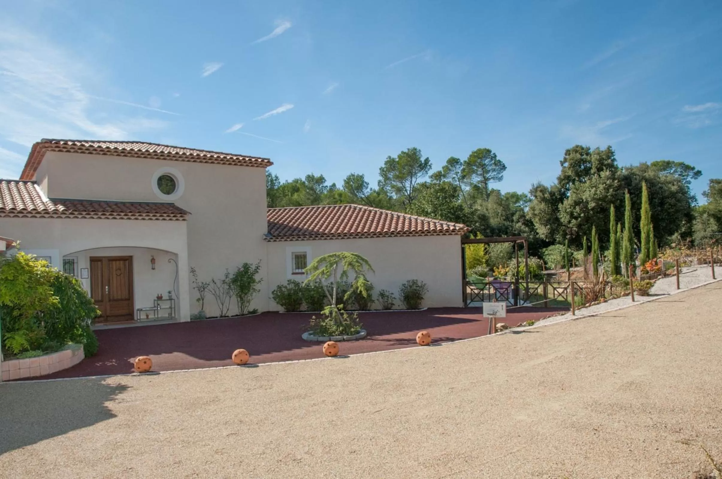 Facade/entrance in Le Mas Pinède