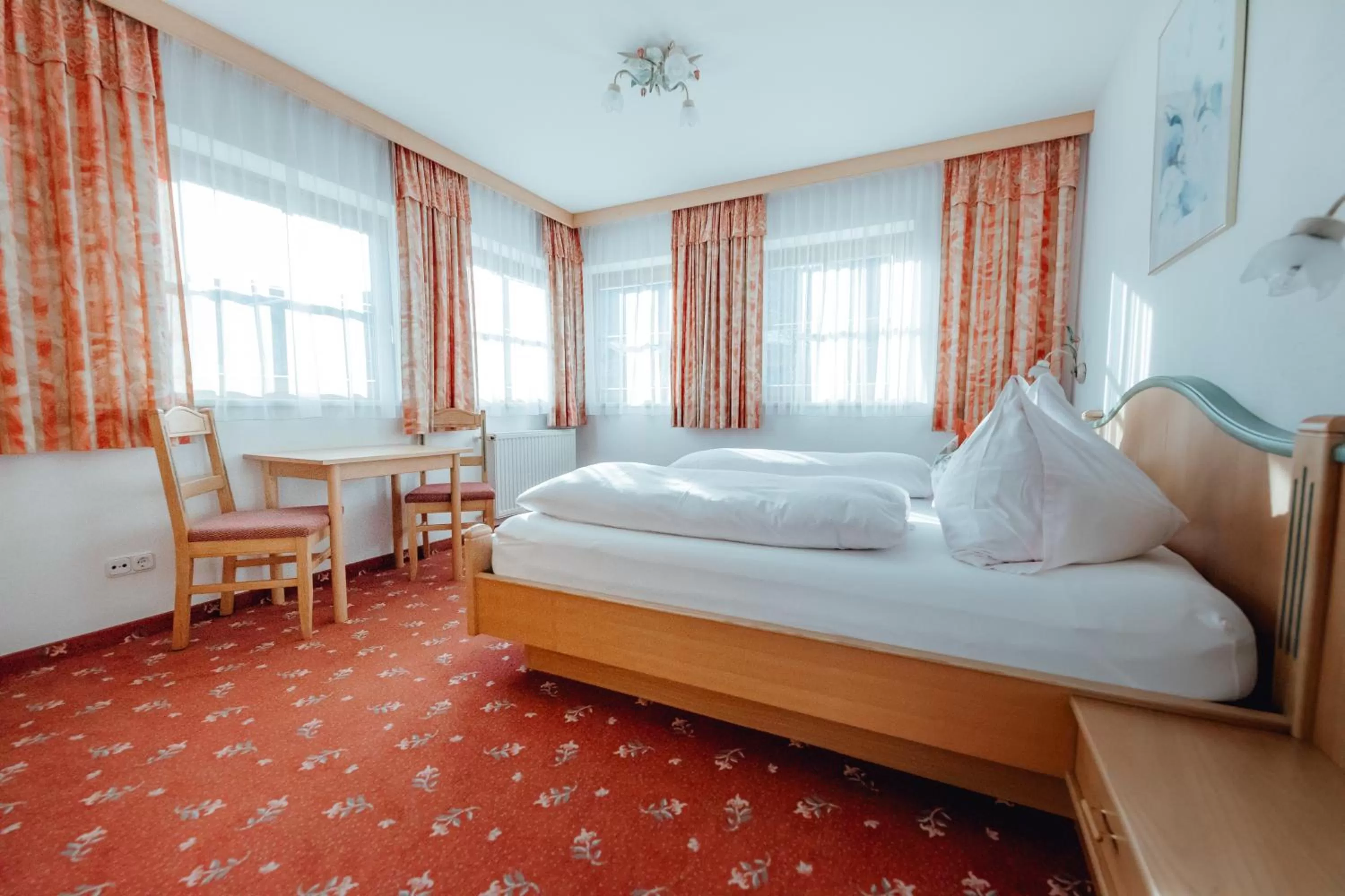 Bedroom, Bed in Dandler - Zimmer und Ferienwohnungen