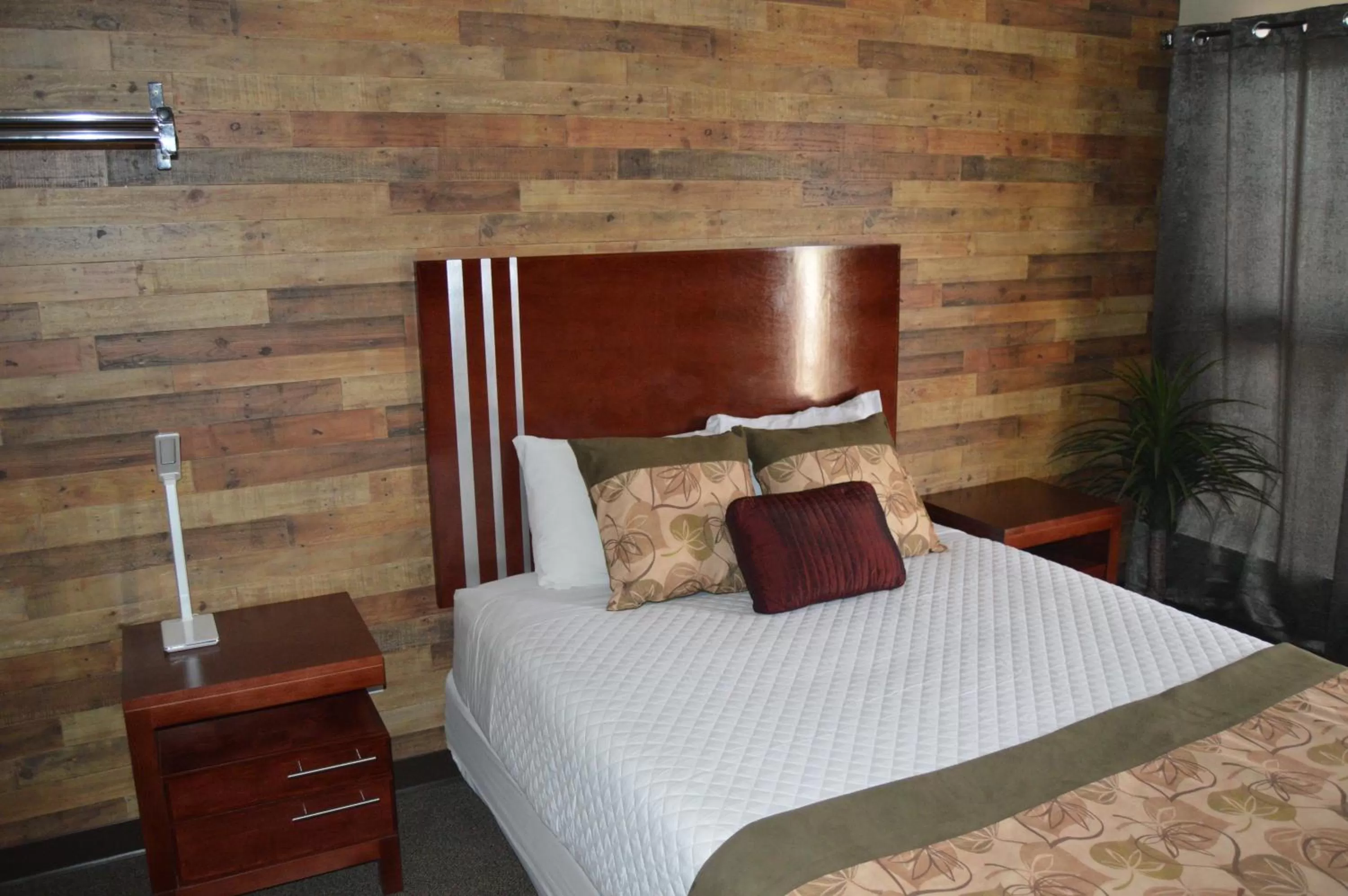 Bed in Wheel Inn Motel