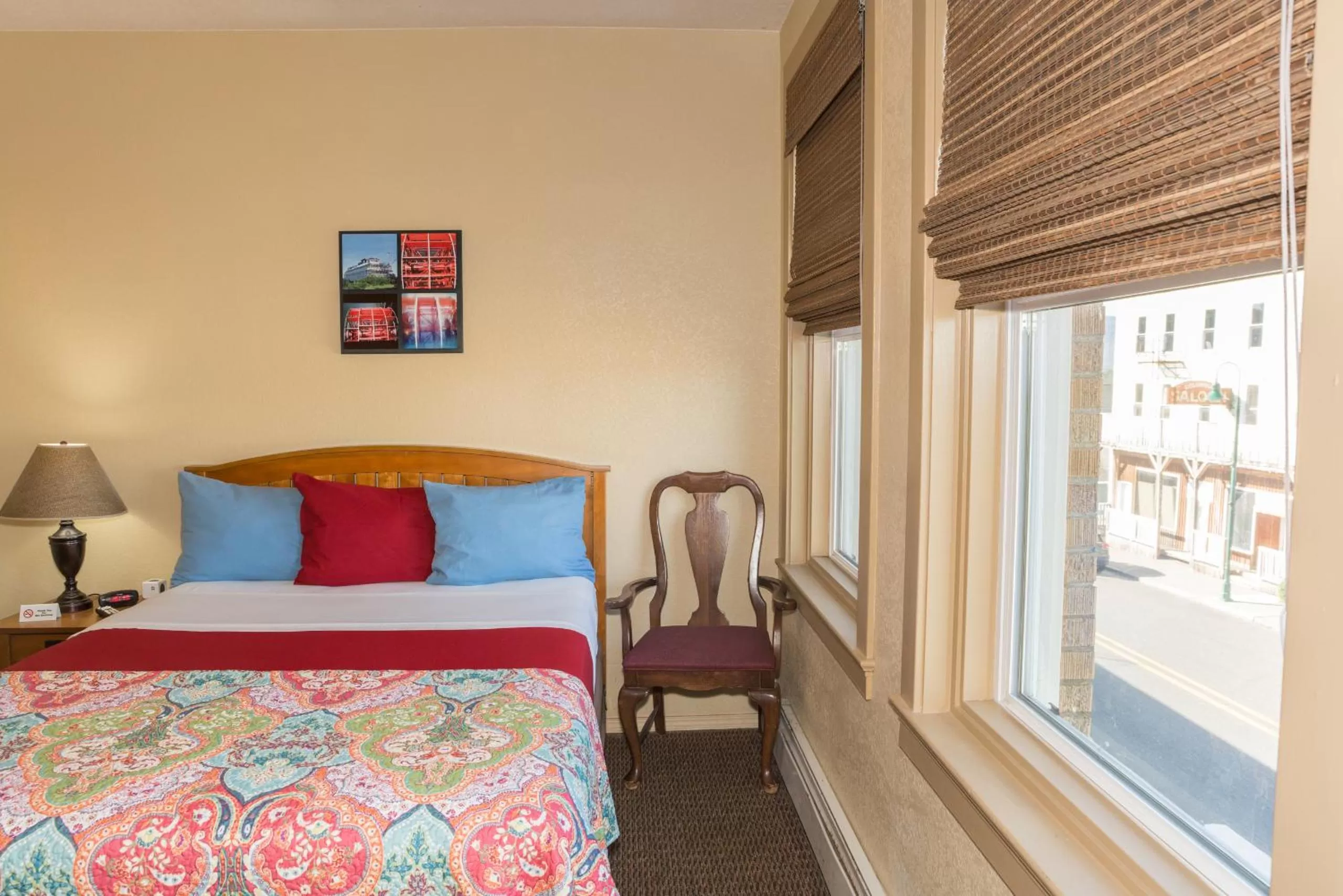 Bedroom in Hotel Cathlamet